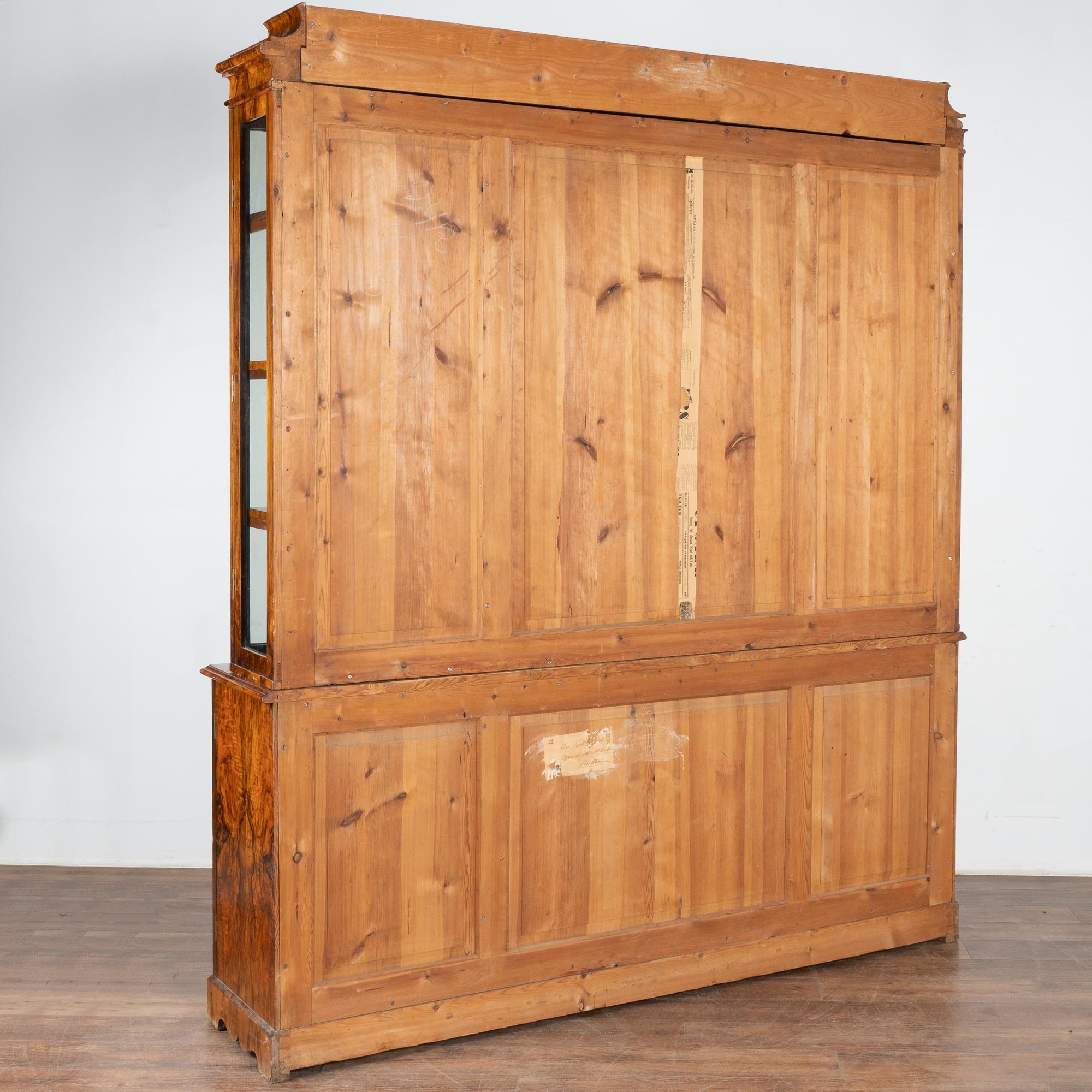 Bibliothèque vitrine en noyer avec étagères réglables, Suède vers 1850-70 en vente 3