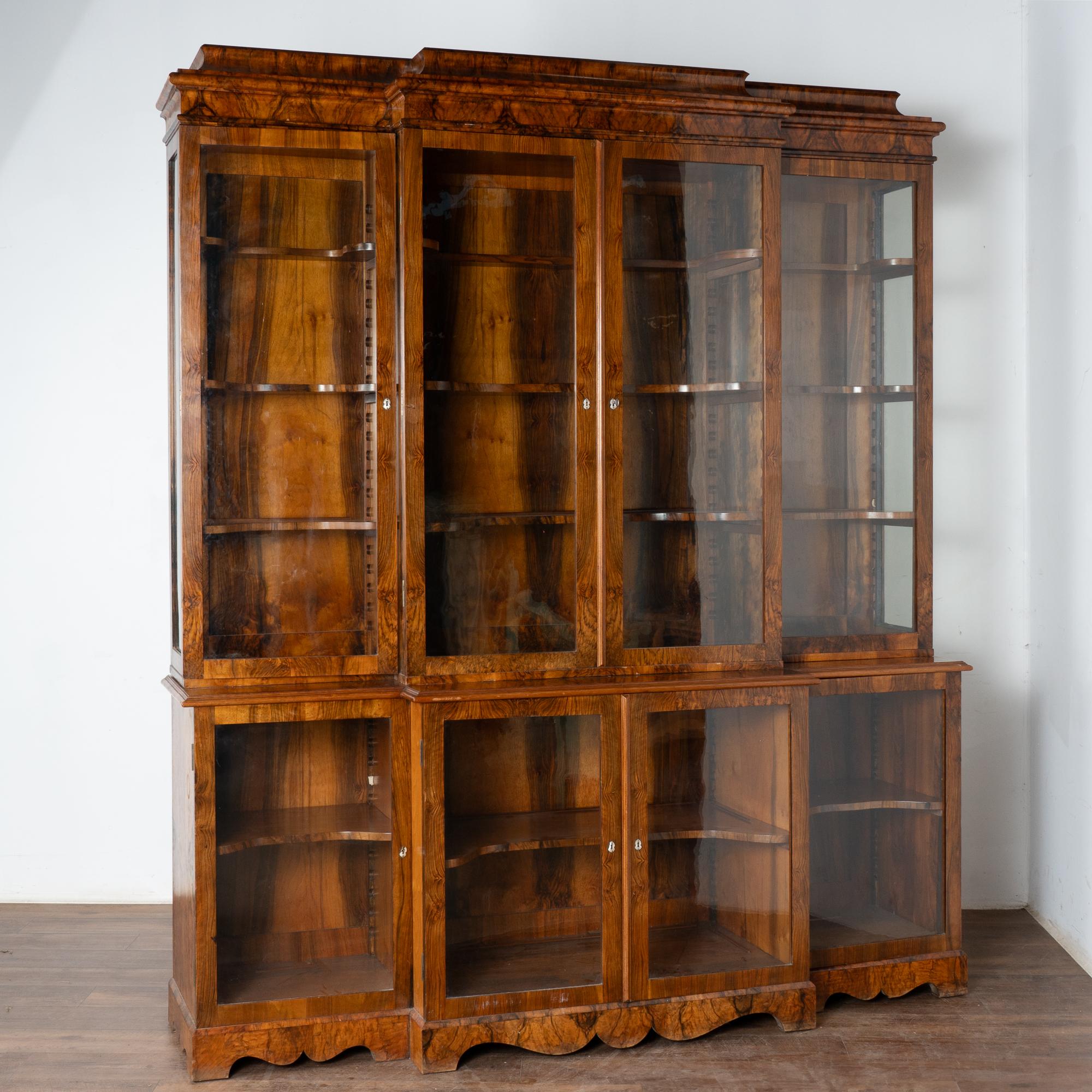 Cette superbe vitrine en noyer, d'une hauteur de 7 pieds et d'une largeur de 8 pieds, sera une pièce d'apparat grandiose et élégante.
Agrandissez les photos en gros plan pour apprécier le grain exceptionnel du placage de noyer partout, y compris à