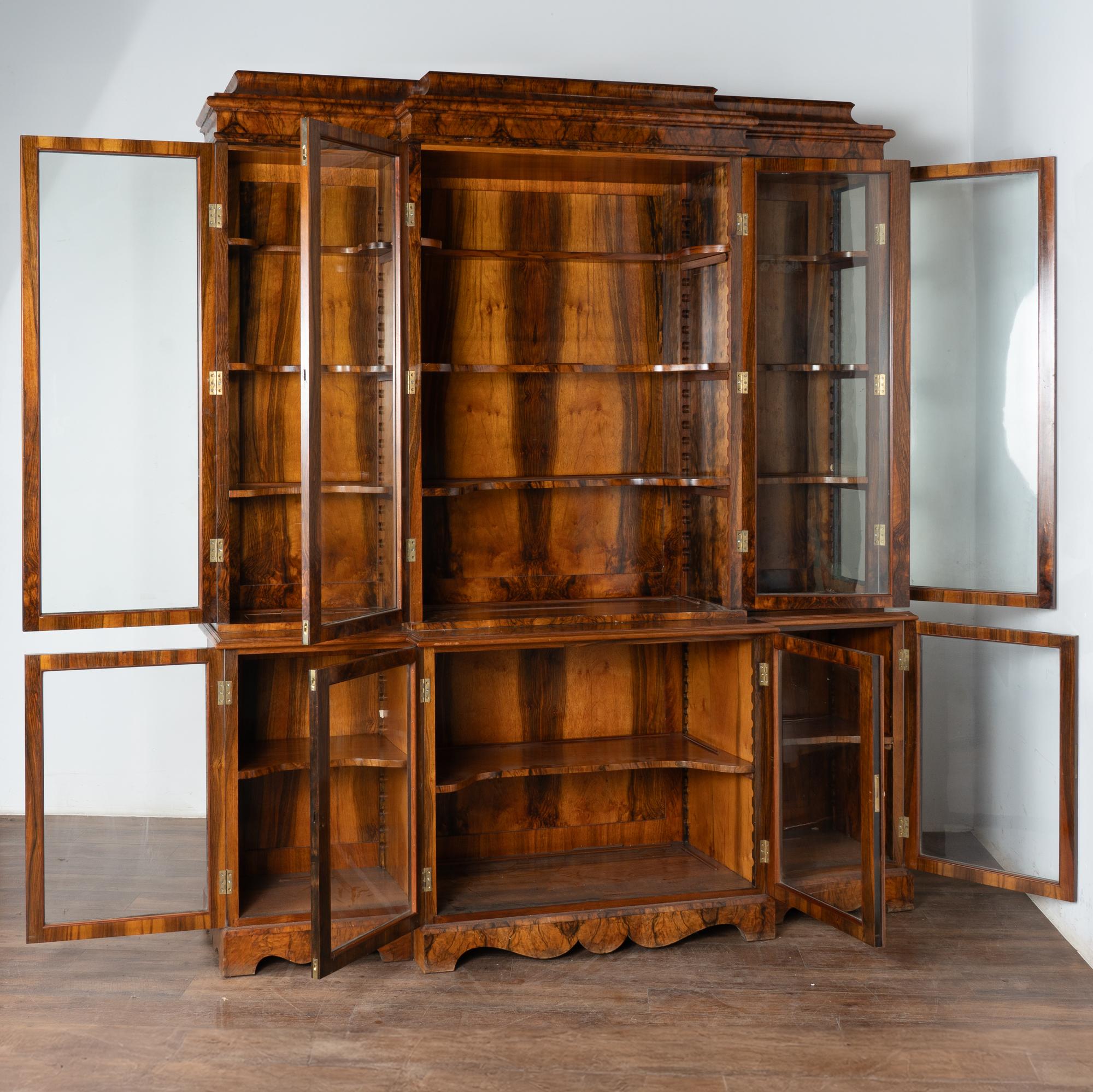 Empire Bibliothèque vitrine en noyer avec étagères réglables, Suède vers 1850-70 en vente