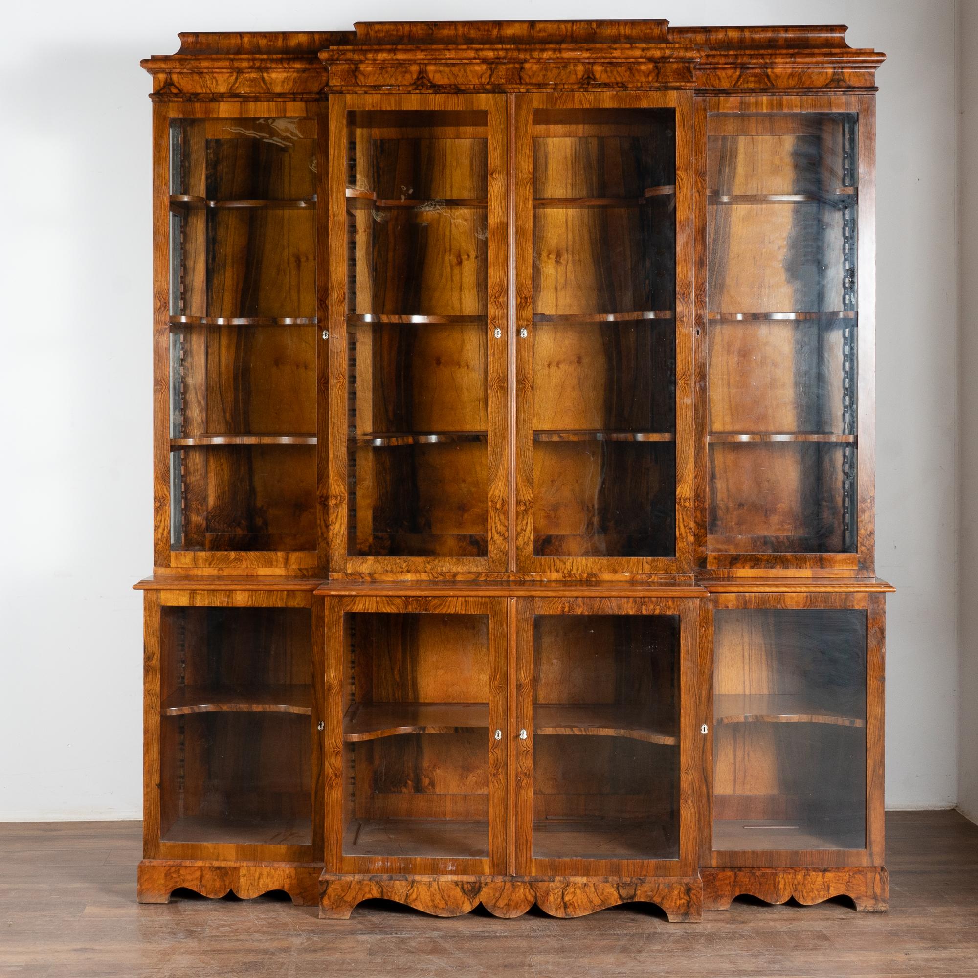 Suédois Bibliothèque vitrine en noyer avec étagères réglables, Suède vers 1850-70 en vente
