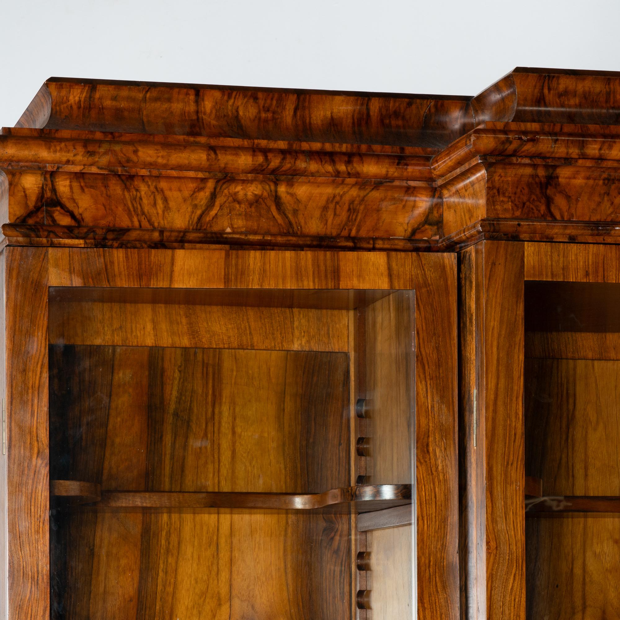 Bibliothèque vitrine en noyer avec étagères réglables, Suède vers 1850-70 Bon état - En vente à Round Top, TX