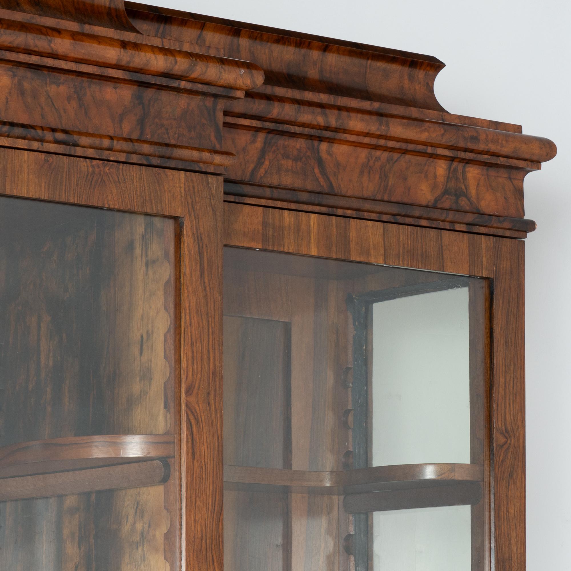 Verre Bibliothèque vitrine en noyer avec étagères réglables, Suède vers 1850-70 en vente