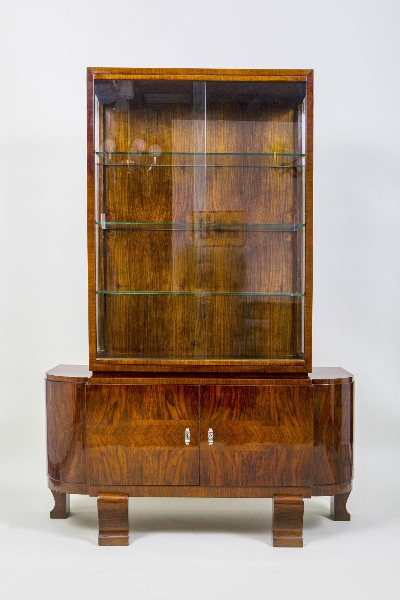 20th century Art Deco display cabinet
Completely restored to the high gloss.
Material: Walnut.