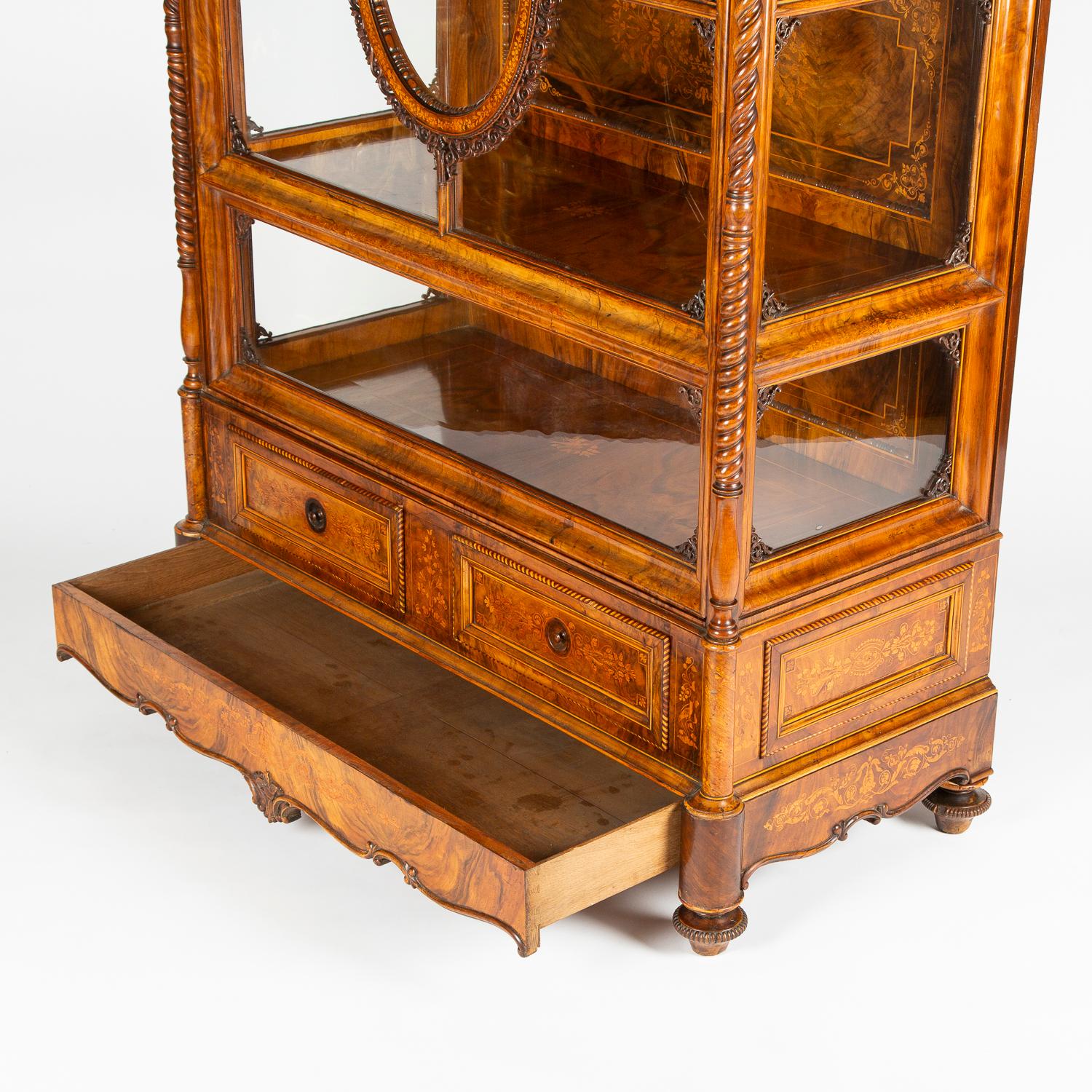 Walnut Display Cabinet with the Monogram of Grand Duke Friedrich I of Baden In Good Condition For Sale In London, GB