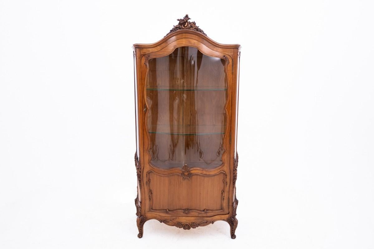 Vitrine en noyer, France, vers 1900.

Très bon état.

Bois : noyer

Dimensions : hauteur : 186 cm, largeur : 105 cm, profondeur : 46 cm