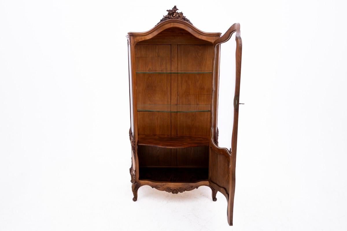Louis XVI Vitrine en noyer, France, vers 1900. en vente