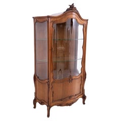 Vitrina de nogal, Francia, hacia 1900.