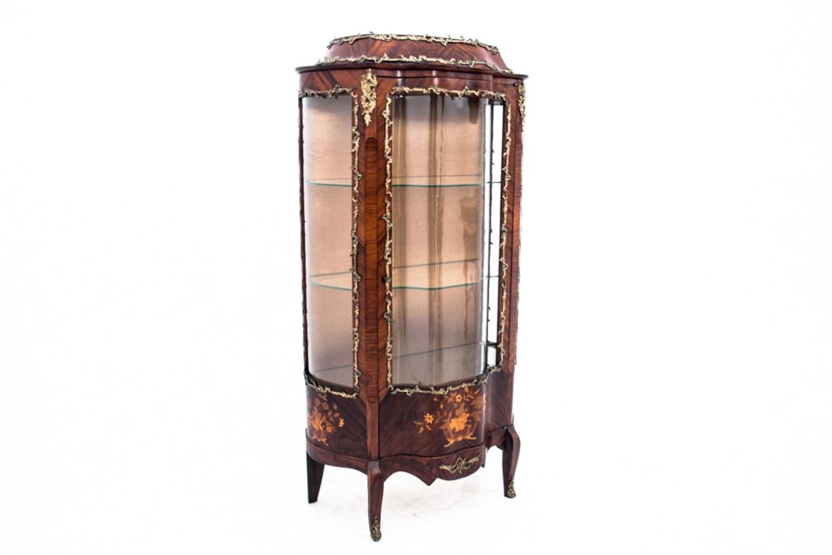 Antique display, France, circa 1880.

The furniture is in very good condition, after professional renovation. The interior has been covered with a new fabric.

Wood: walnut

Dimensions: height 168 cm, width 87 cm, depth 45 cm.