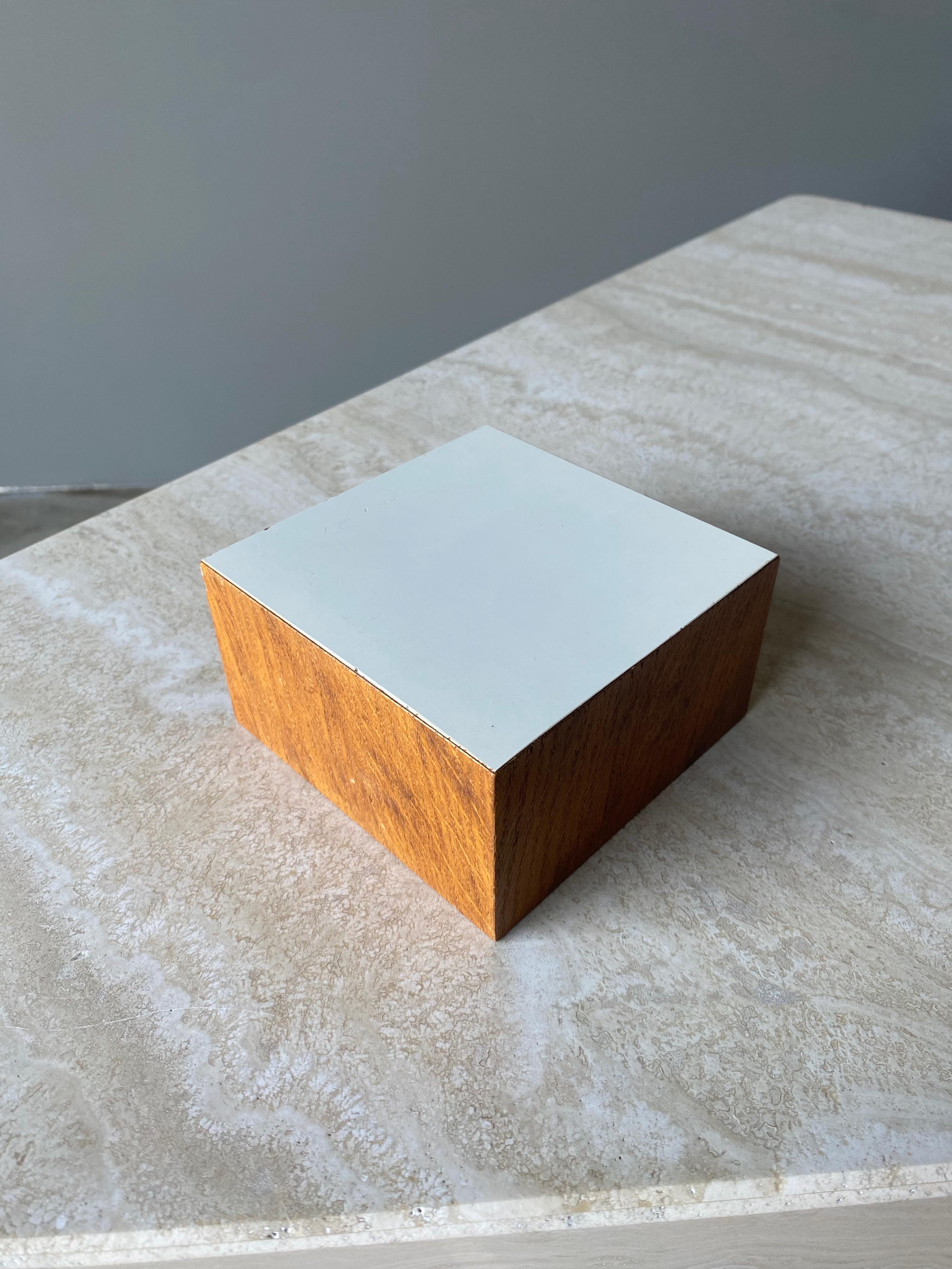 Mid-Century Modern Walnut Display Cube, 1960s For Sale