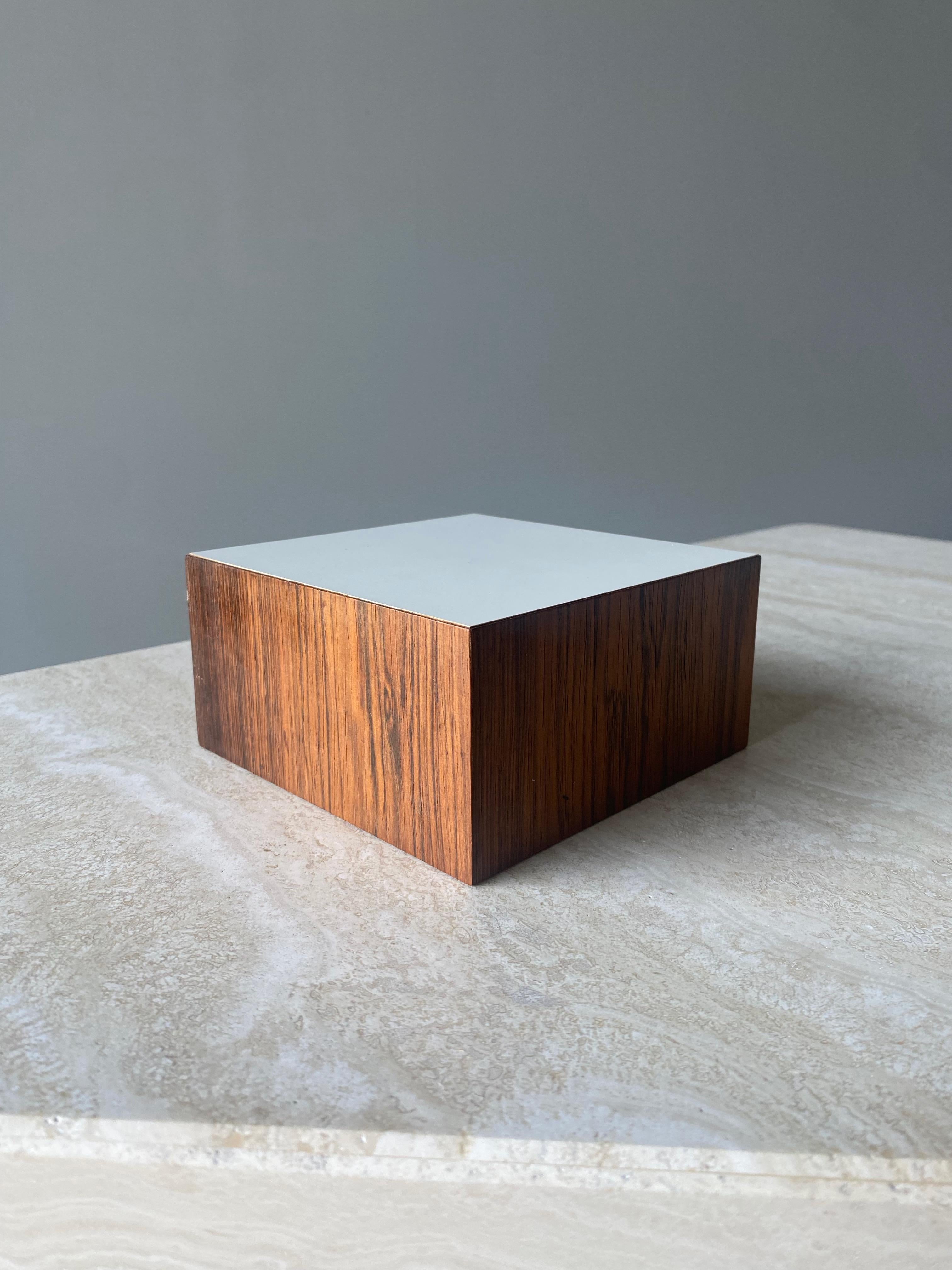 Walnut Display Cube, 1960s In Good Condition For Sale In Costa Mesa, CA