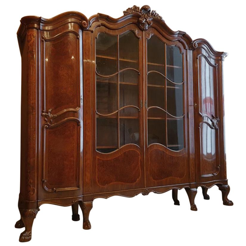 Vitrine aus Nussbaumholz im Rokoko-Revival-Stil, frühes 20. Jahrhundert