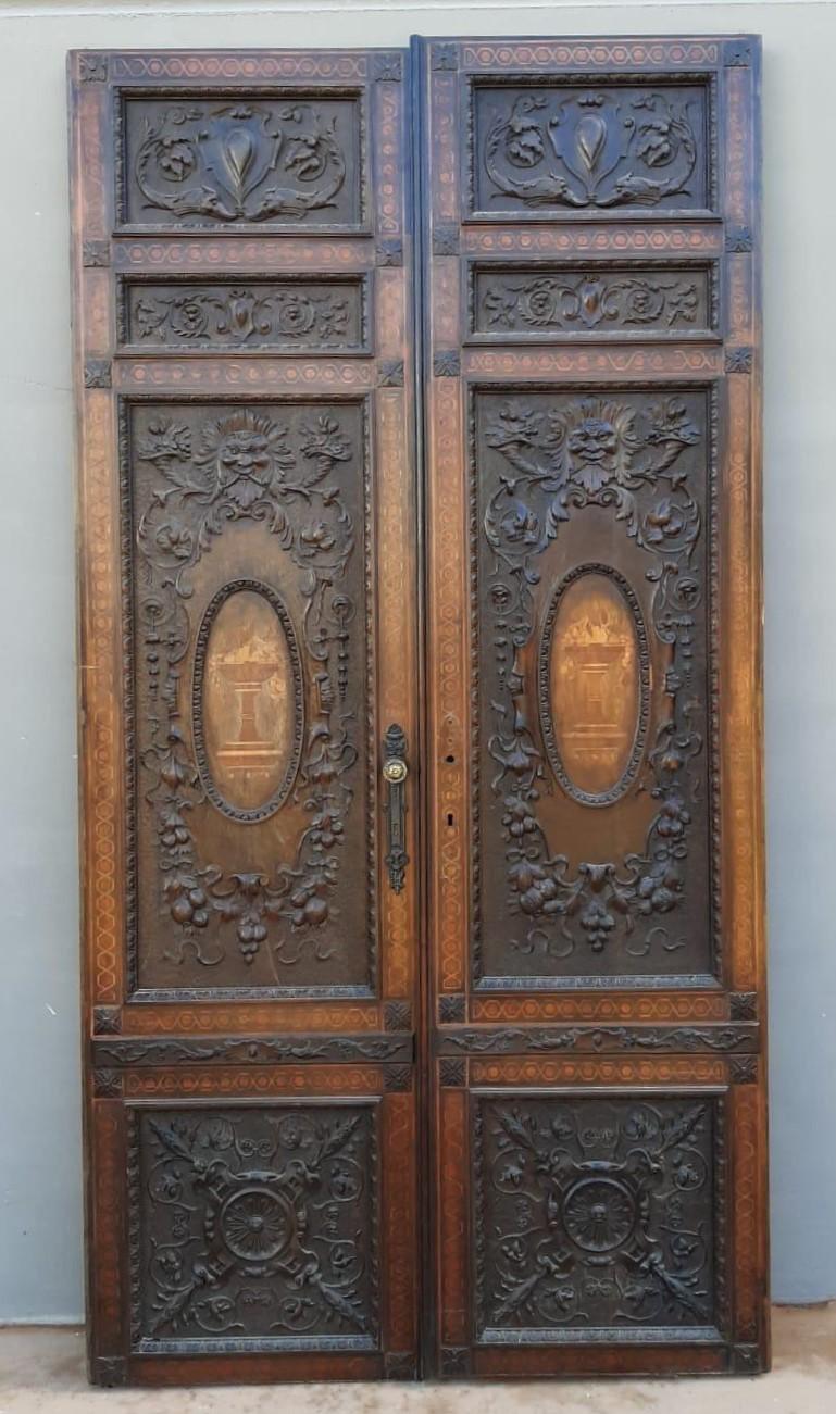 Noce Porta in noce, doppia anta con pannelli riccamente intarsiati, Italia in vendita