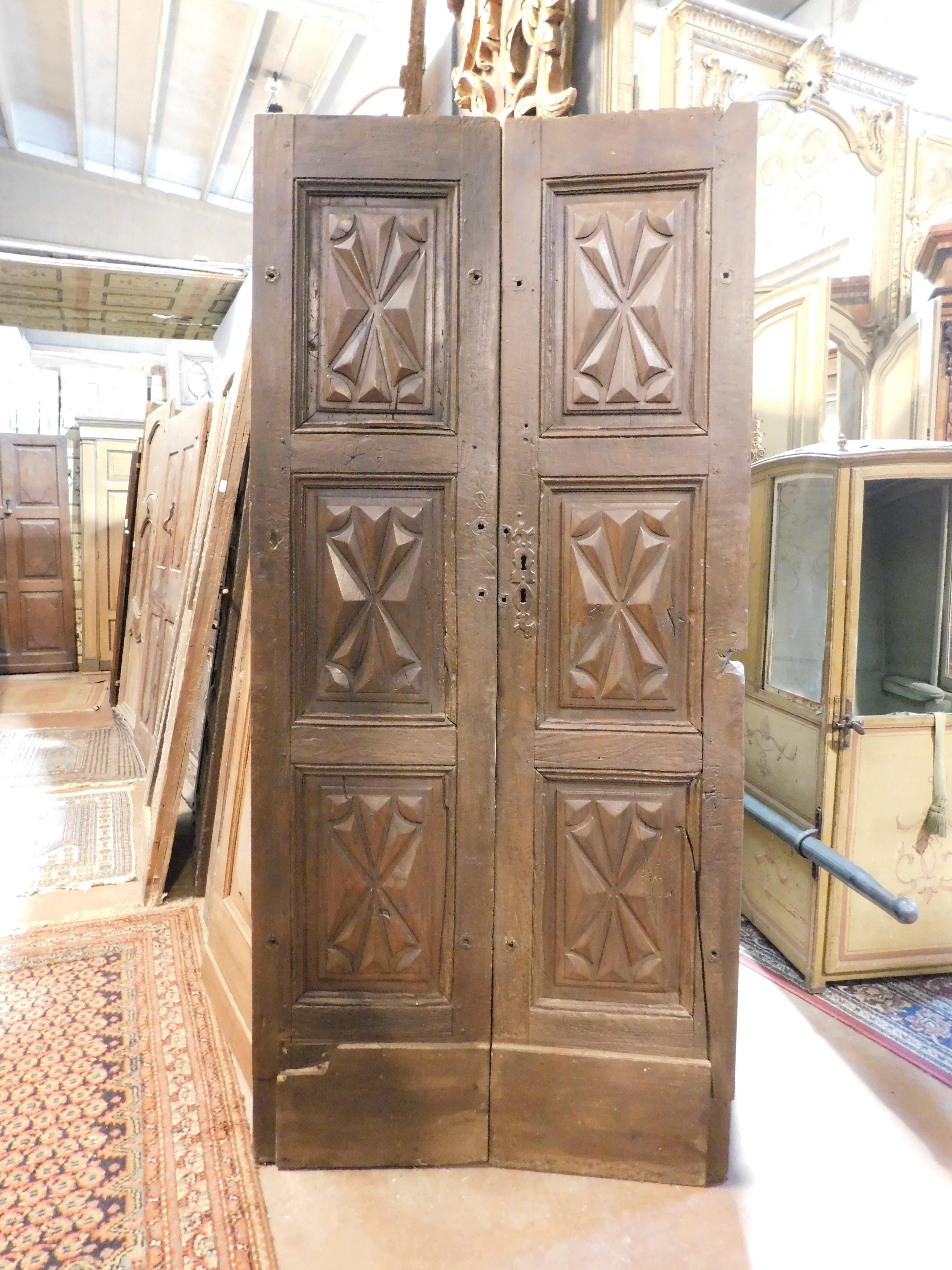 Antigua puerta antigua en preciosa madera de nogal, compuesta de dos puertas, adornada con ricos paneles tallados en punta de diamante, mínimamente a restaurar como en la foto, original del siglo XVII, Origen Lombardía, Milán, Italia.
Respaldo de