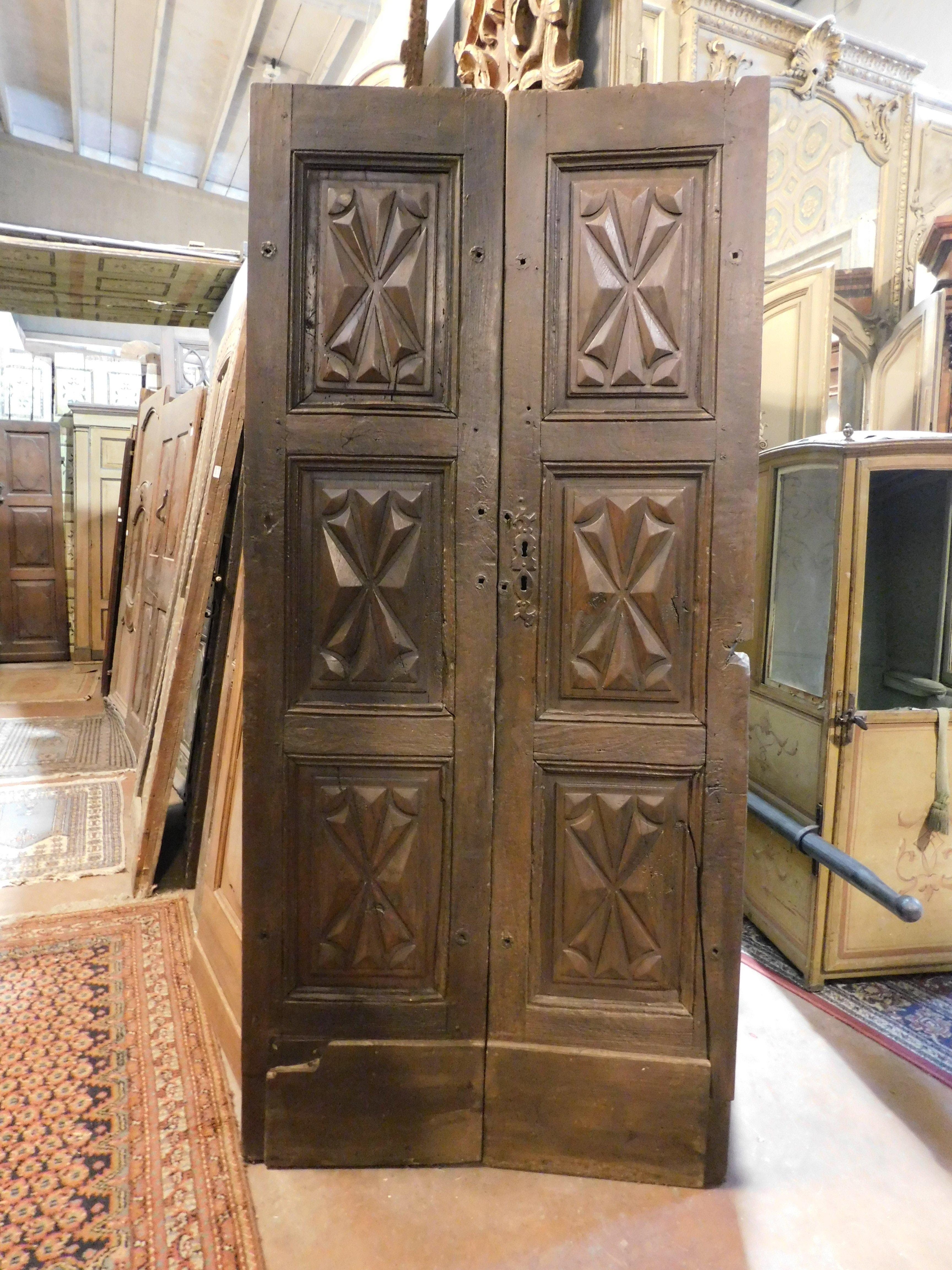 Puerta de nogal, dos hojas con paneles tallados en punta de diamante, de Milán Italia Italiano en venta