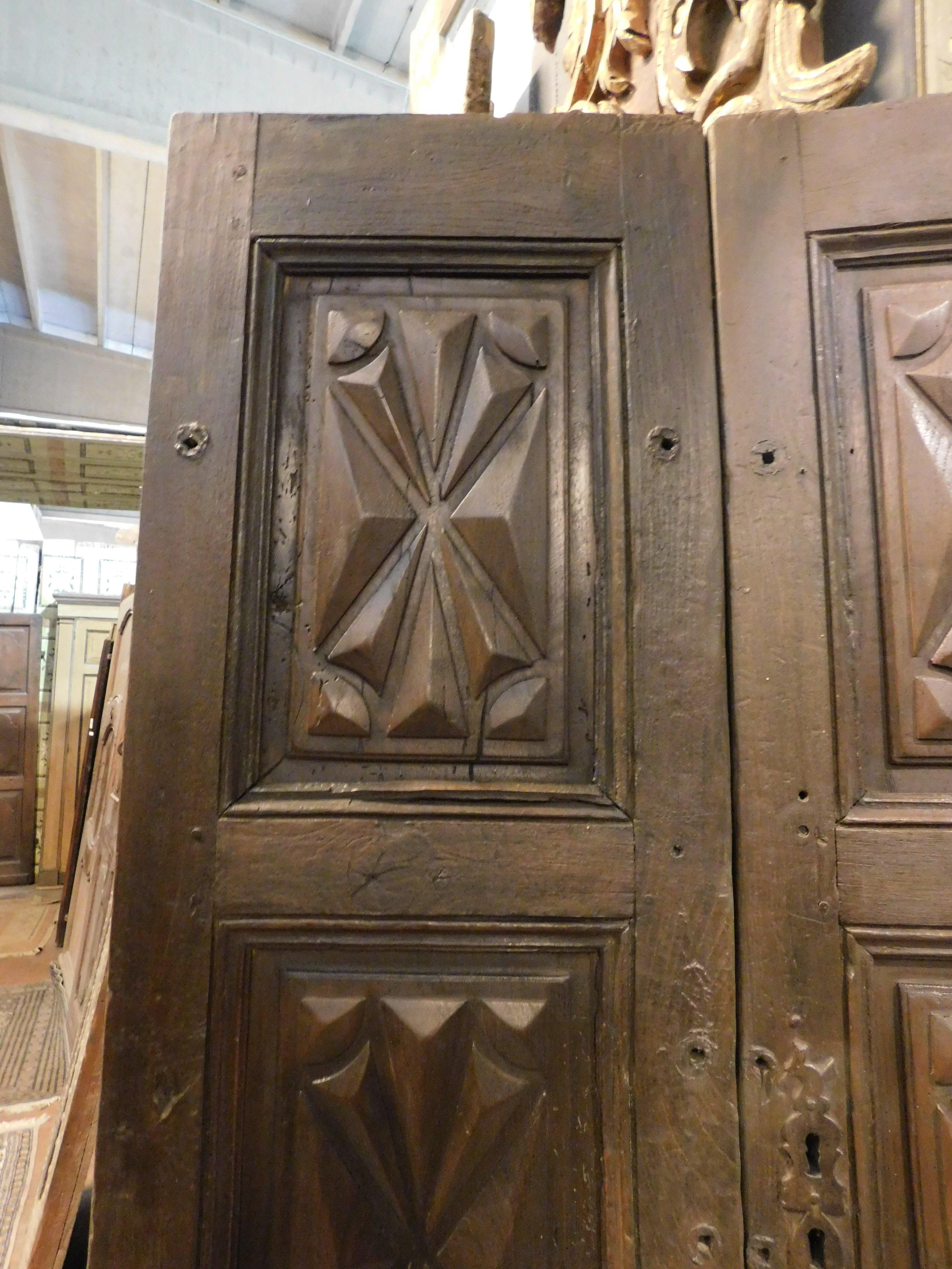 Puerta de nogal, dos hojas con paneles tallados en punta de diamante, de Milán Italia Tallado a mano en venta