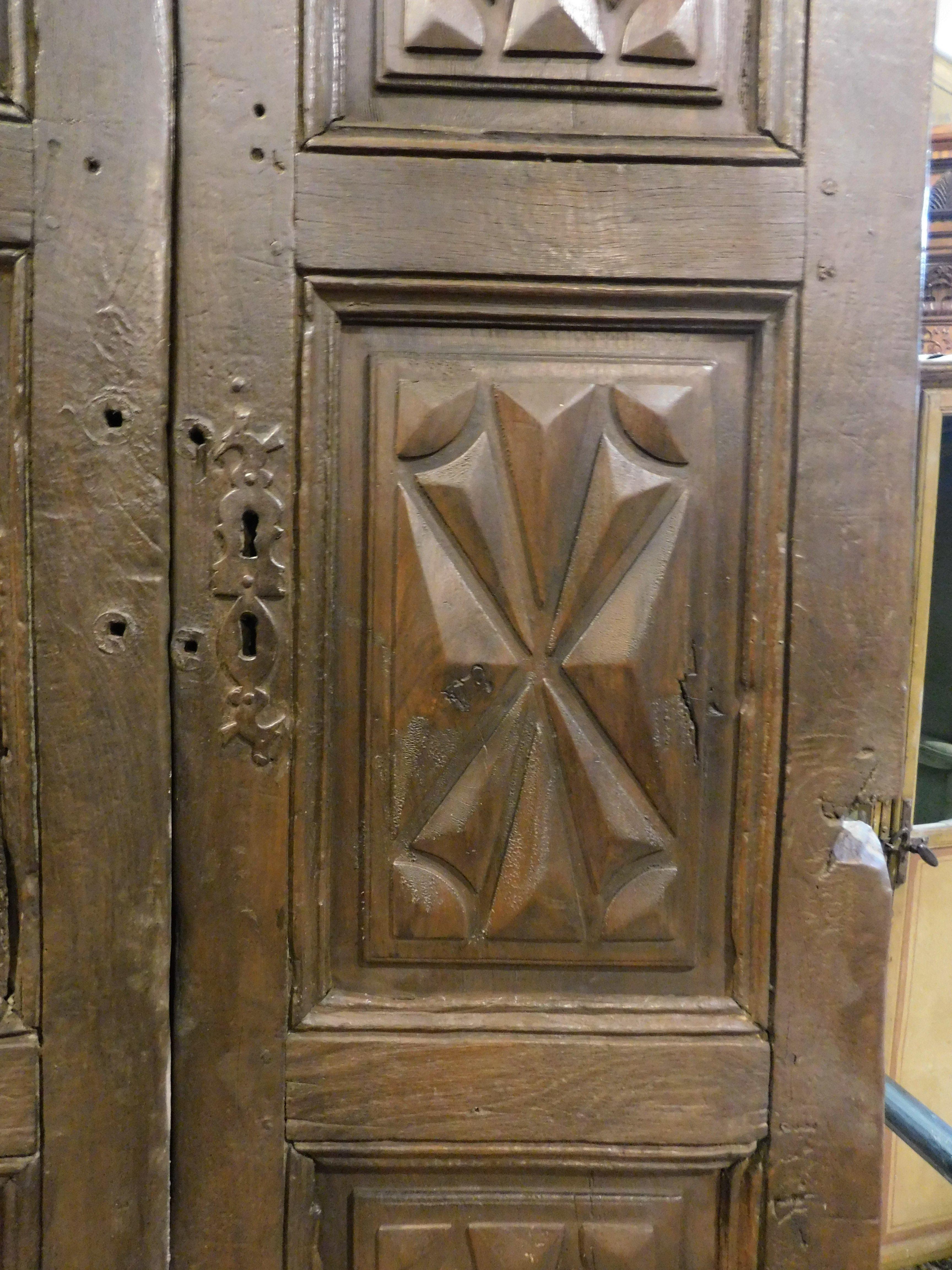 Puerta de nogal, dos hojas con paneles tallados en punta de diamante, de Milán Italia en Bueno estado para la venta en Cuneo, Italy (CN)