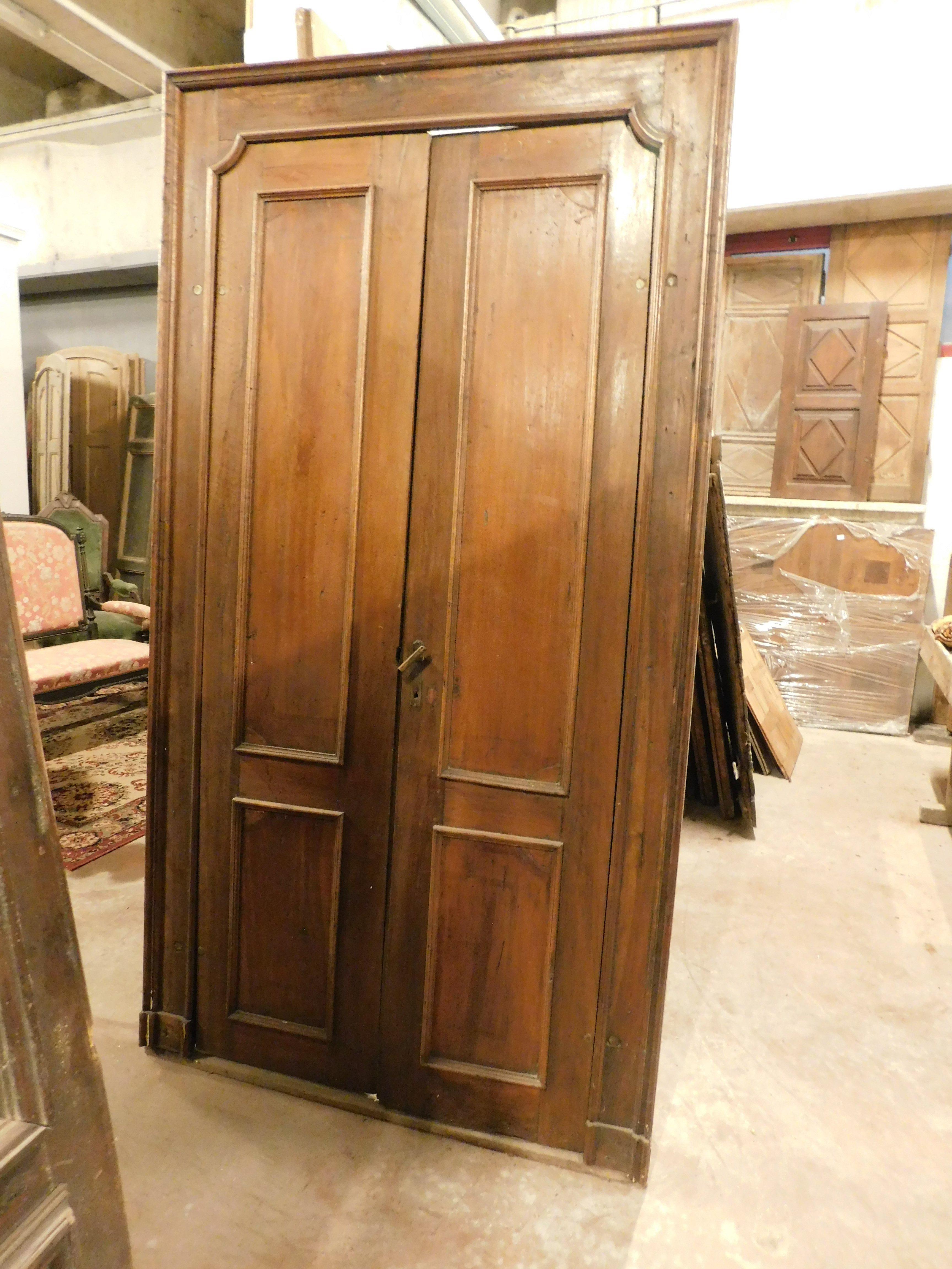 Puerta Antigua de madera maciza de nogal, construida con dos hojas y con dos paneles por cada ala, completa con marco original, trasera panelada, muy sencilla y limpia aunque elegante e histórica, ideal para transformar tu interior en refinado y