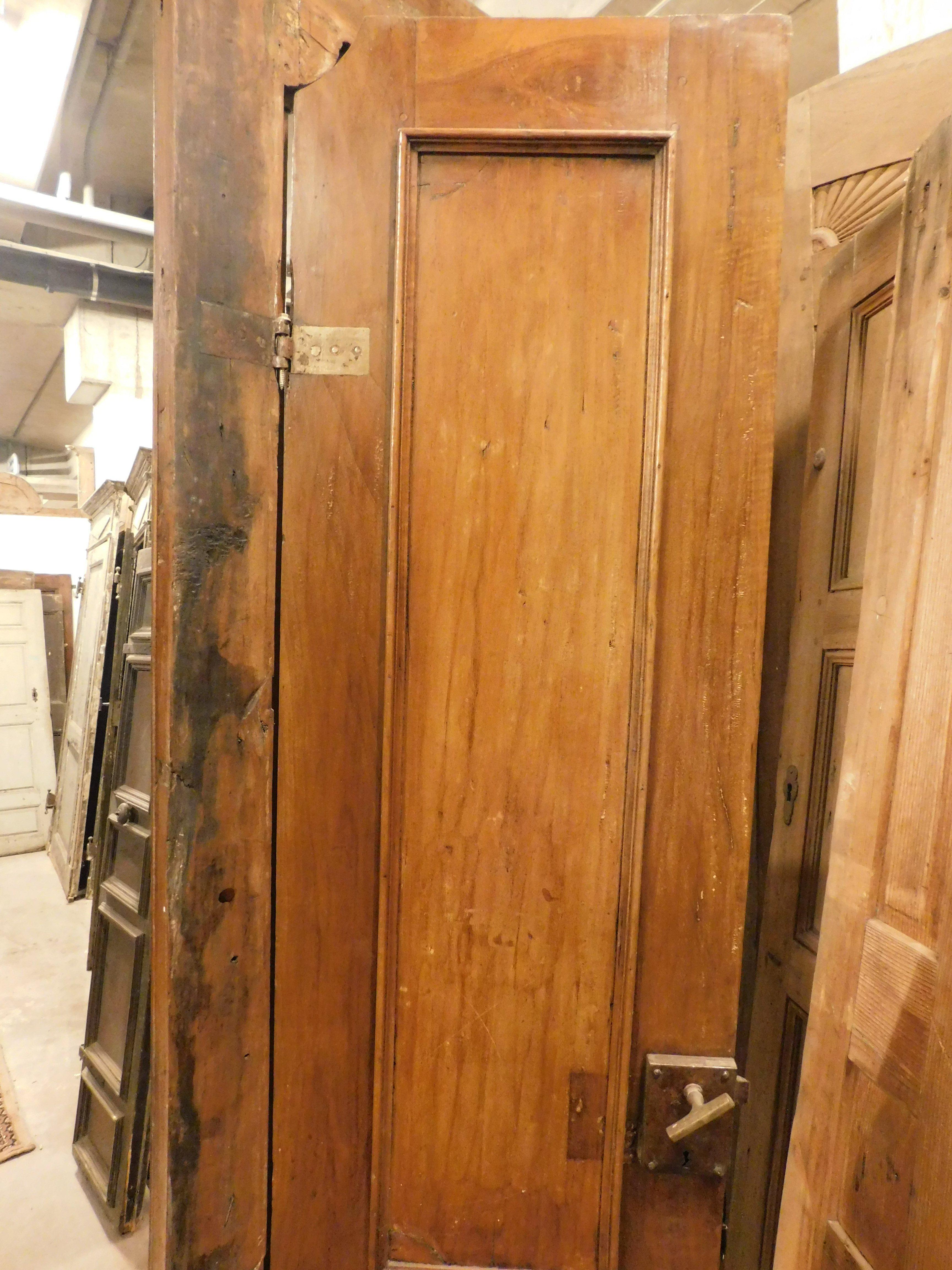 Puerta de dos hojas de nogal con marco original, Italia en venta 1