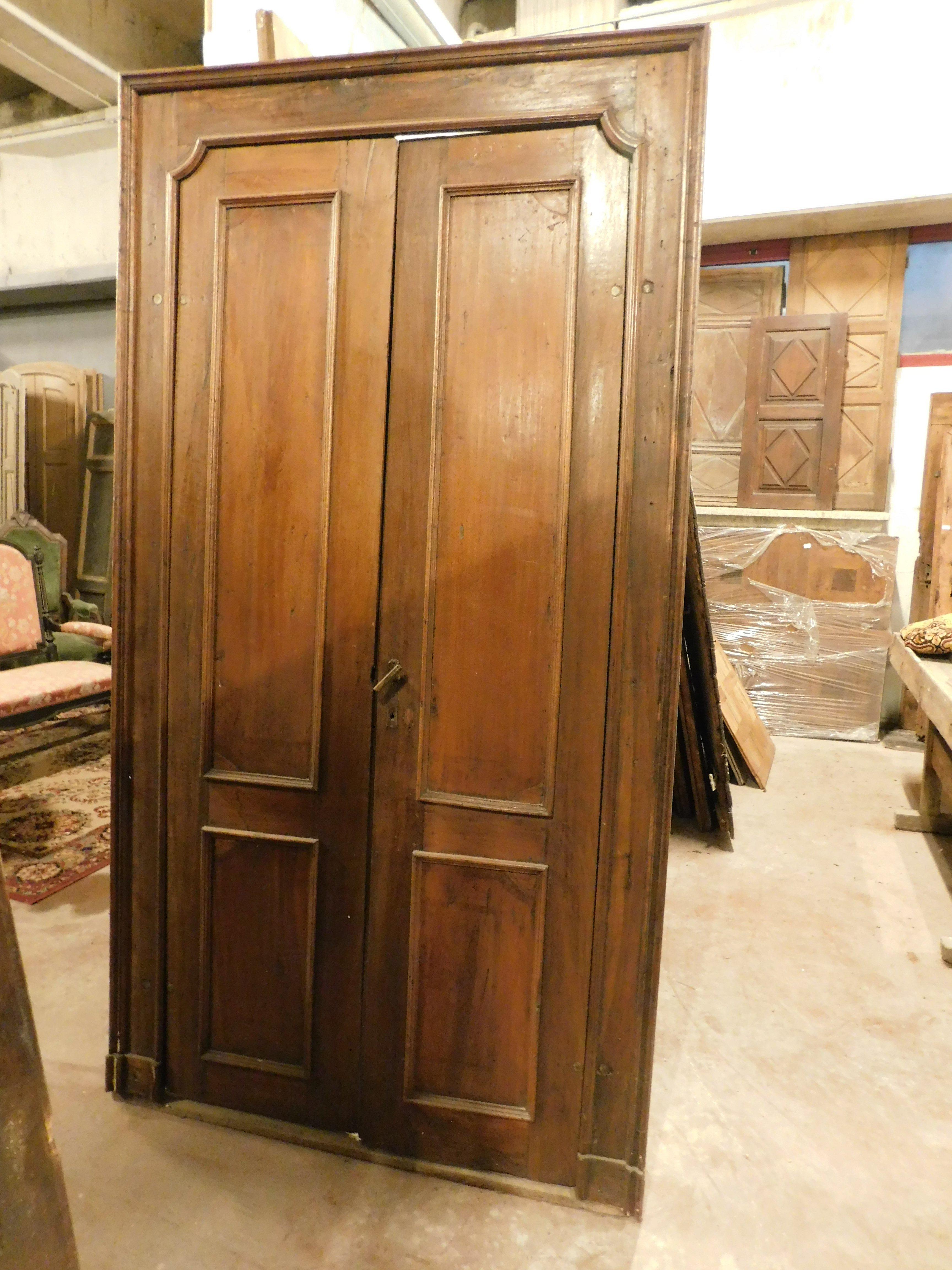 Puerta de dos hojas de nogal con marco original, Italia en venta 2
