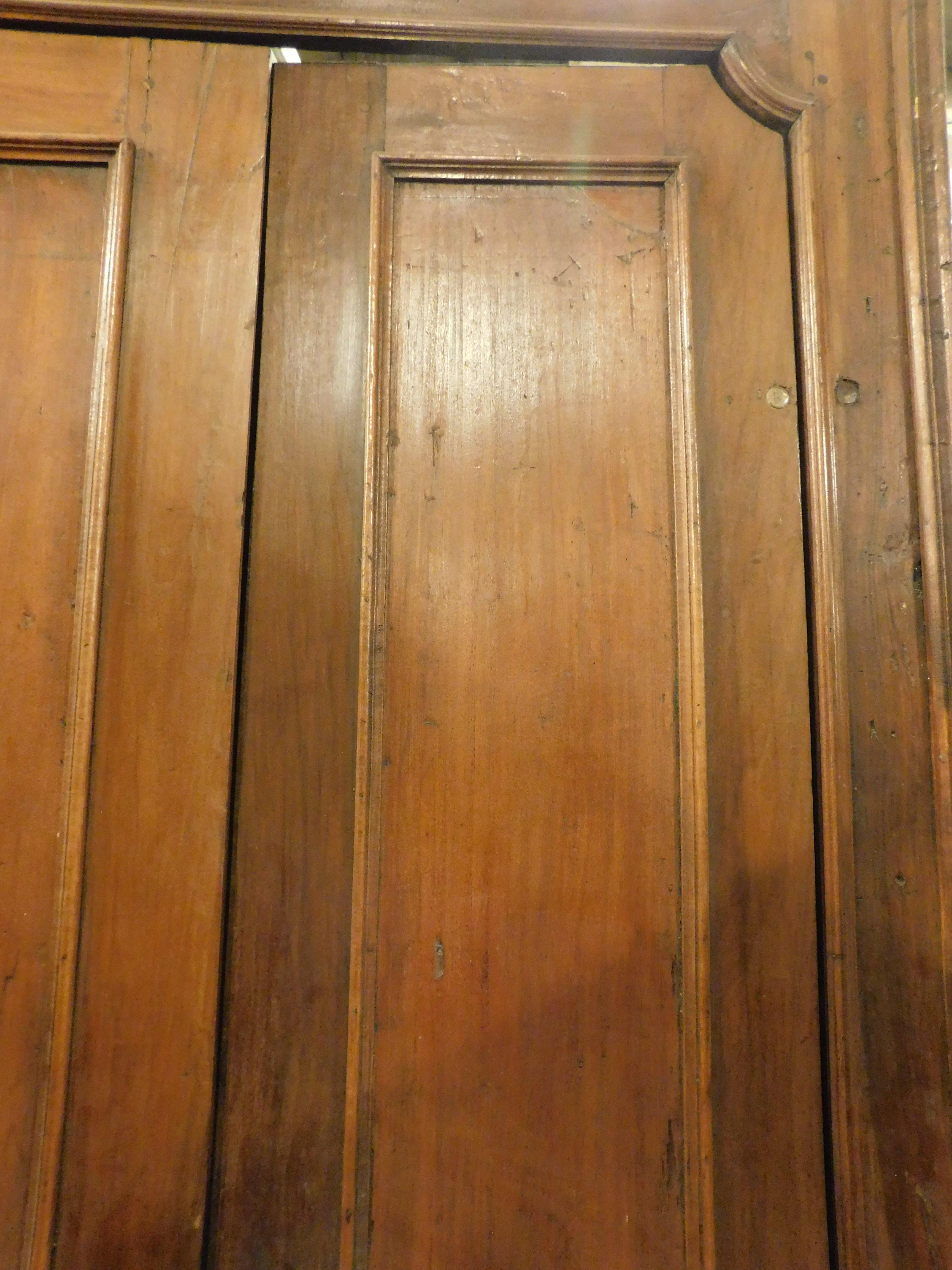 Puerta de dos hojas de nogal con marco original, Italia en venta 4