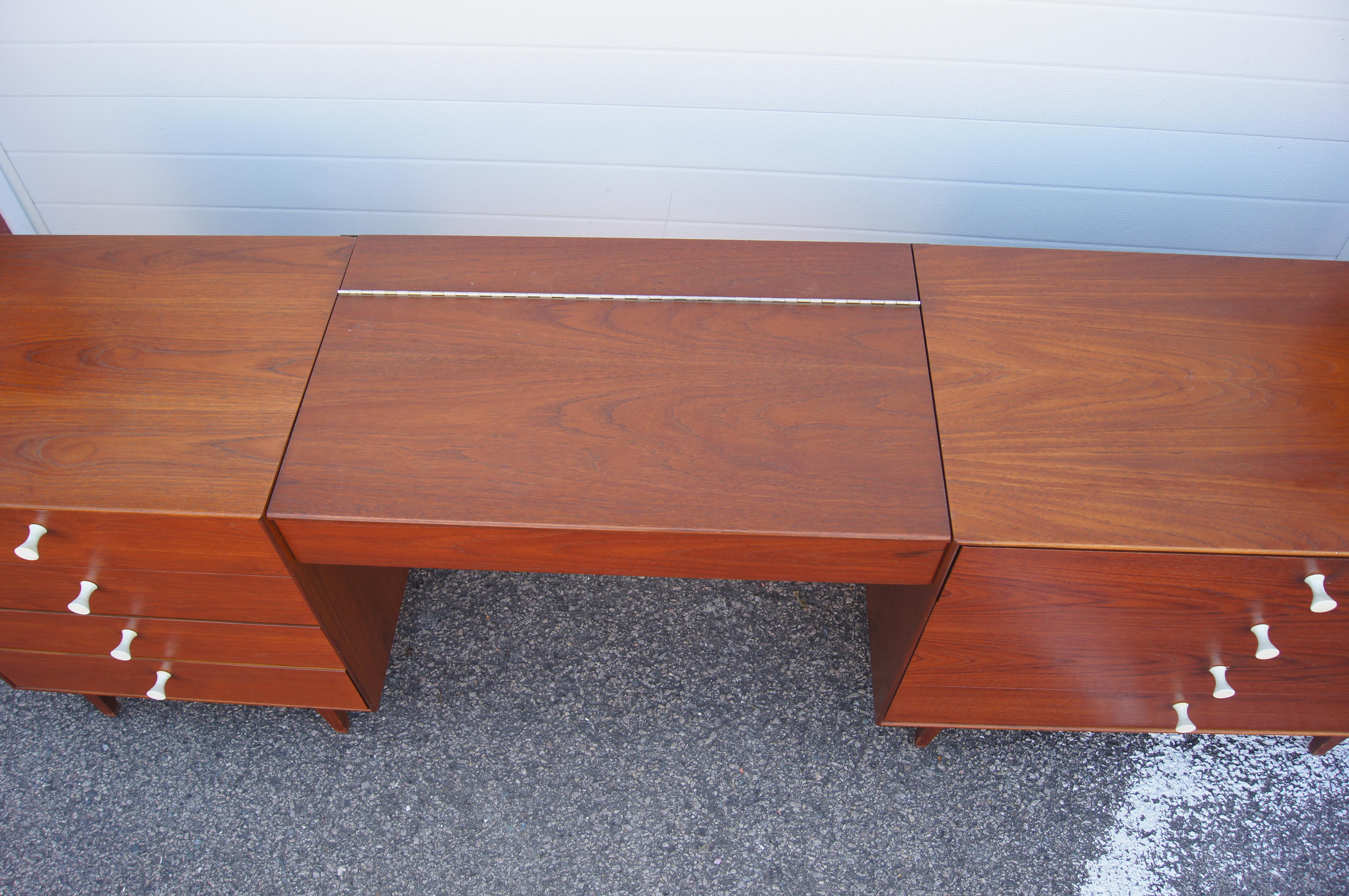Metà XX secolo Comò doppio con bordo sottile in teak con vanità di George Nelson per Herman Miller in vendita