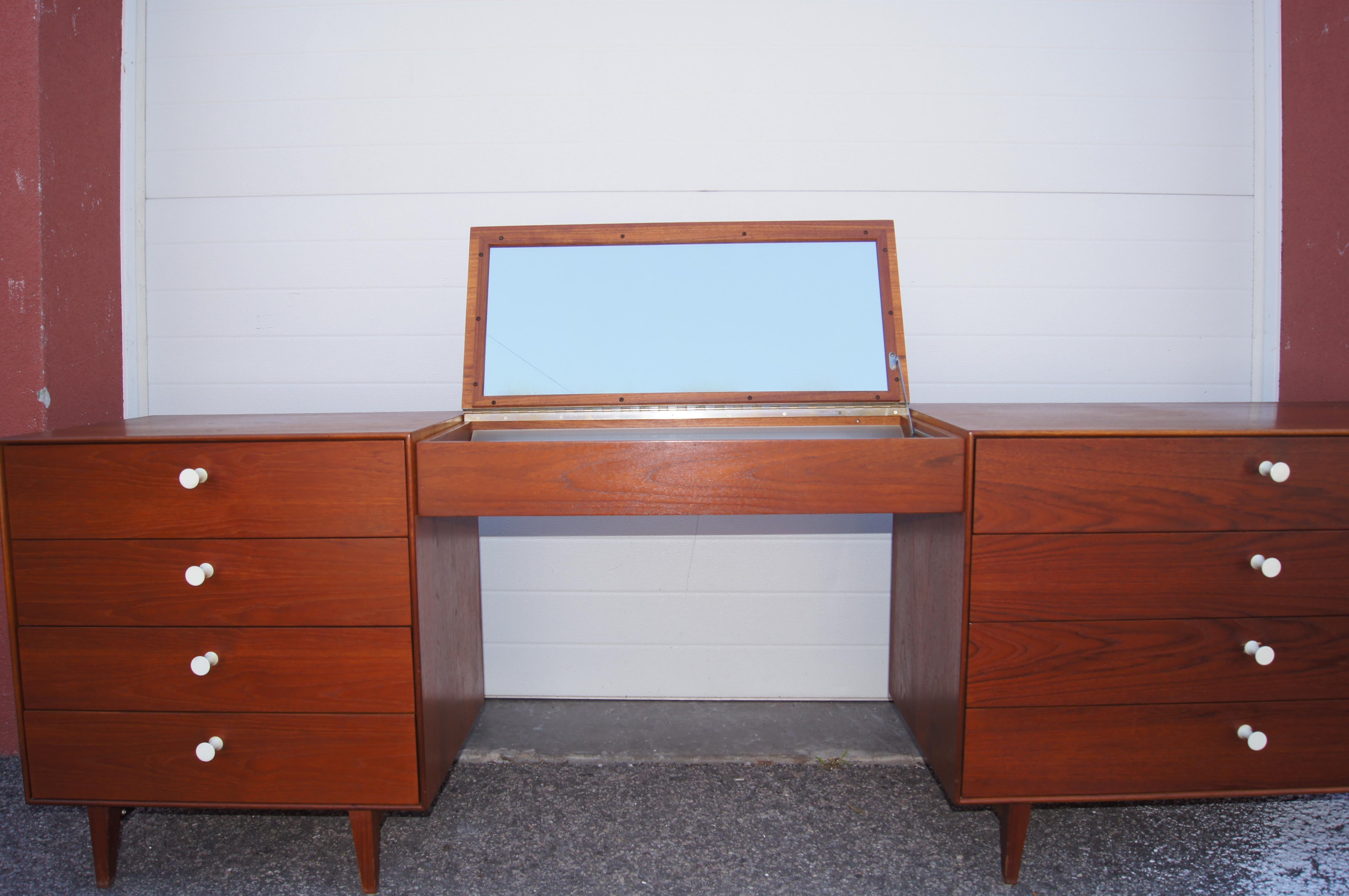 Porcellana Comò doppio con bordo sottile in teak con vanità di George Nelson per Herman Miller in vendita