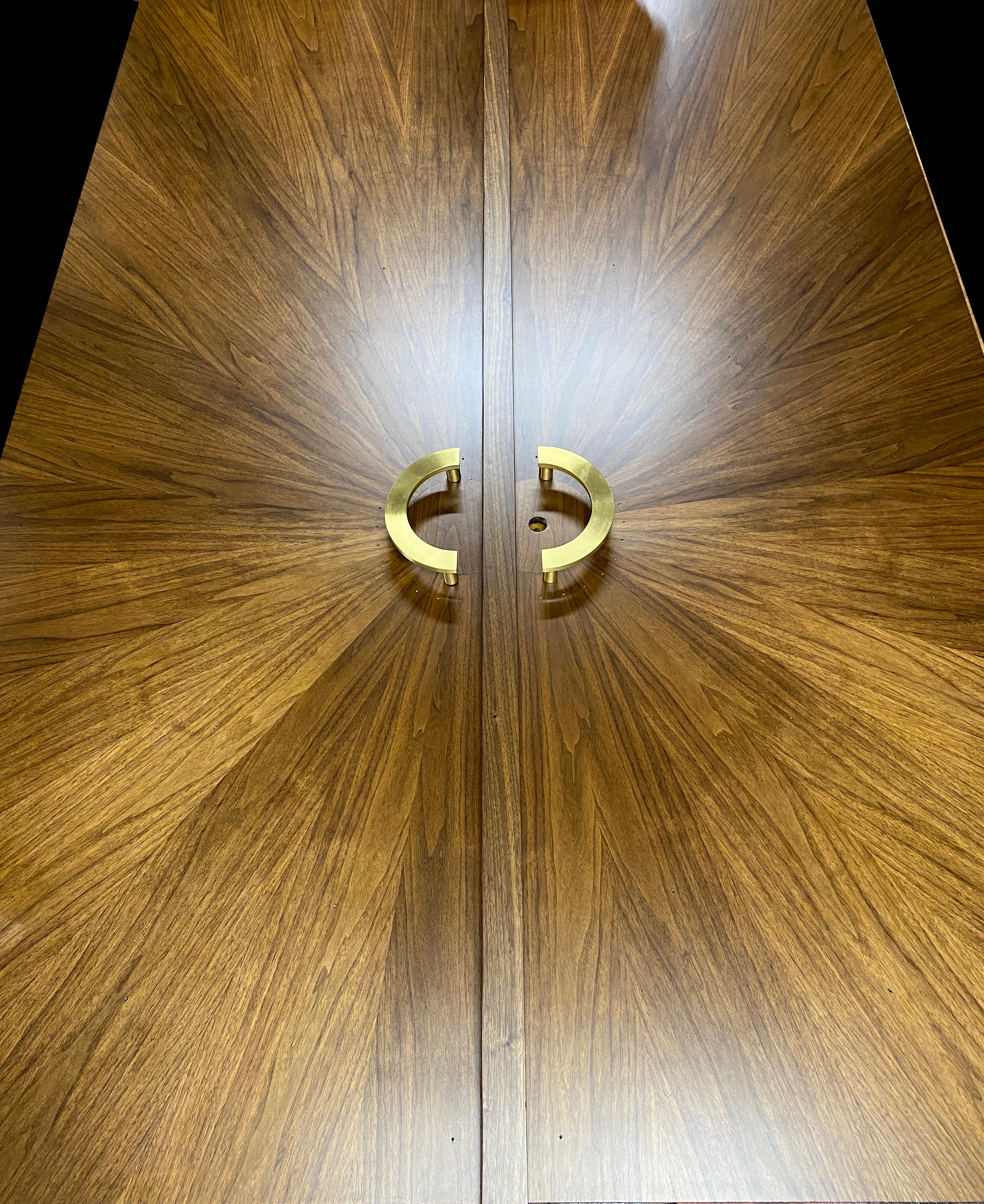 Puerta Entrada Doble Nogal Radial Sunburst Moderno de mediados de siglo en venta