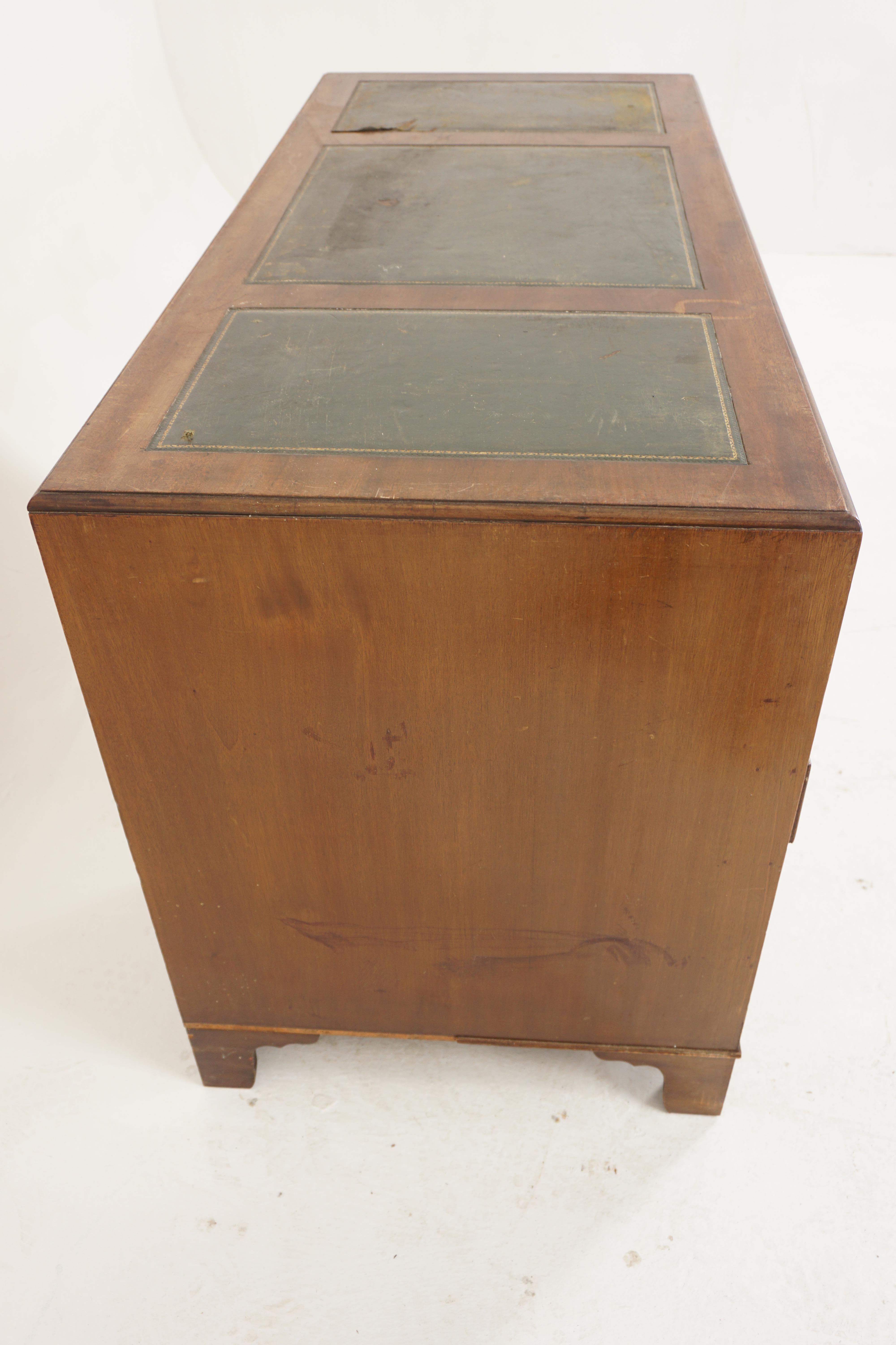 Schreibtisch mit doppeltem Sockel aus Nussbaumholz, Schreibtisch mit Lederplatte, Schottland 1930 (Walnuss) im Angebot
