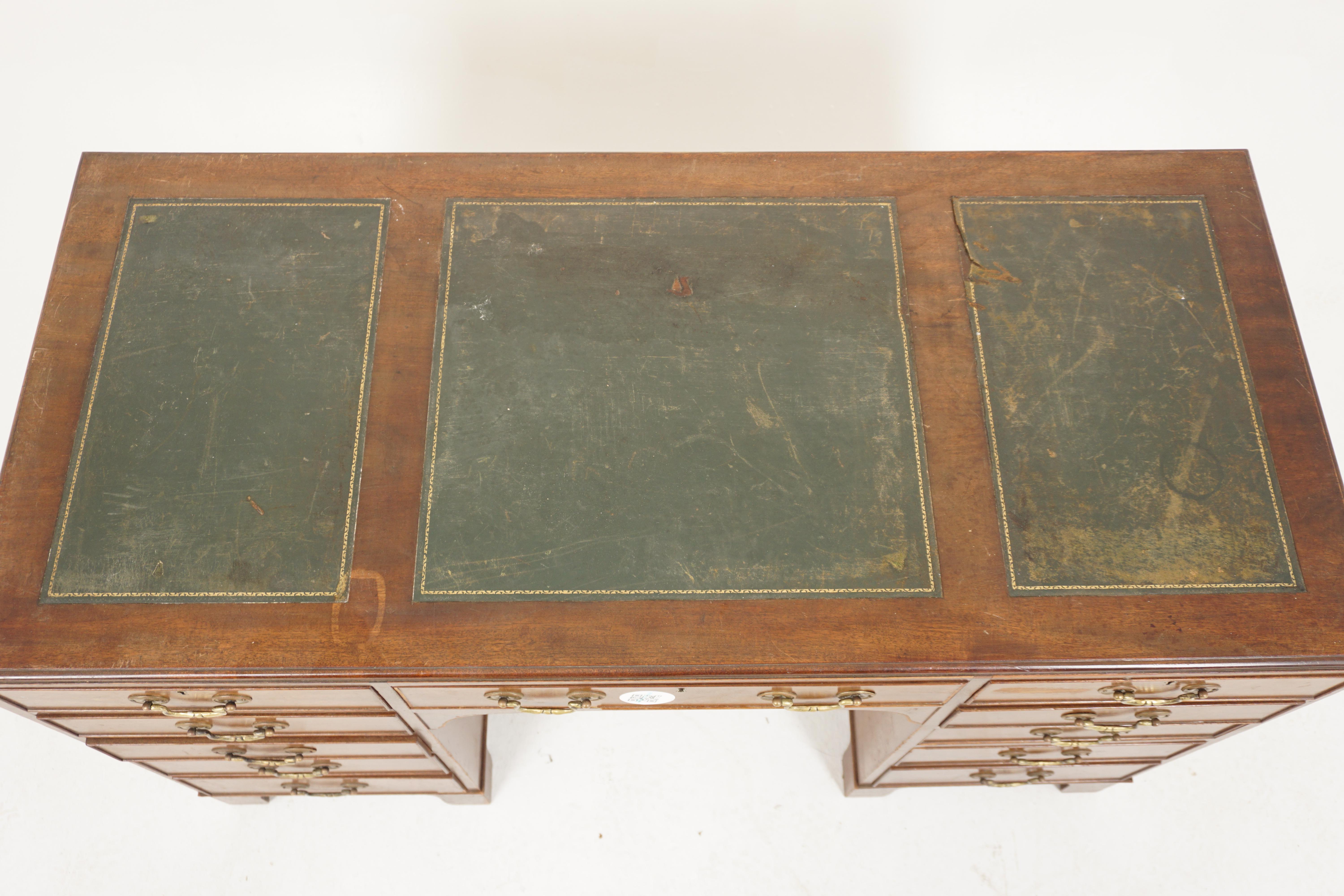 Schreibtisch mit doppeltem Sockel aus Nussbaumholz, Schreibtisch mit Lederplatte, Schottland 1930 im Angebot 1