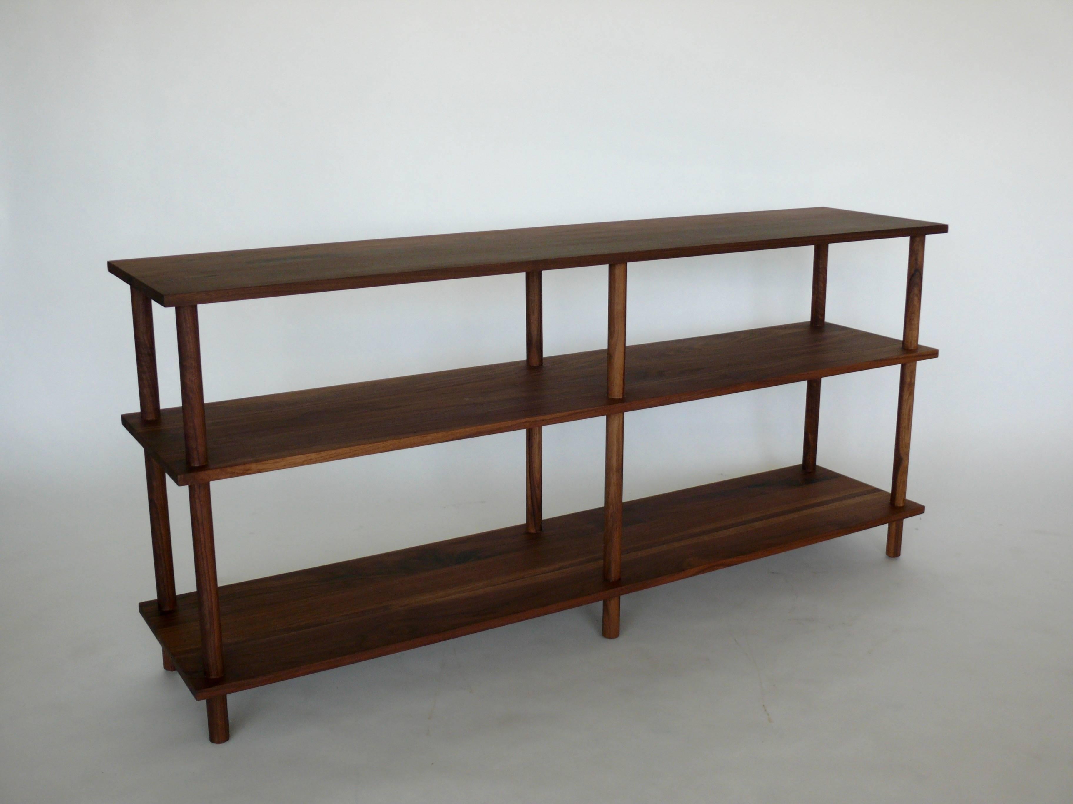 Bellissima libreria, scaffale o console in noce di nuova produzione. Finitura cerata. Un legno bellissimo con un'ottima venatura. Un pezzo funzionale con tre ripiani. Ottimo per la casa o l'ufficio.