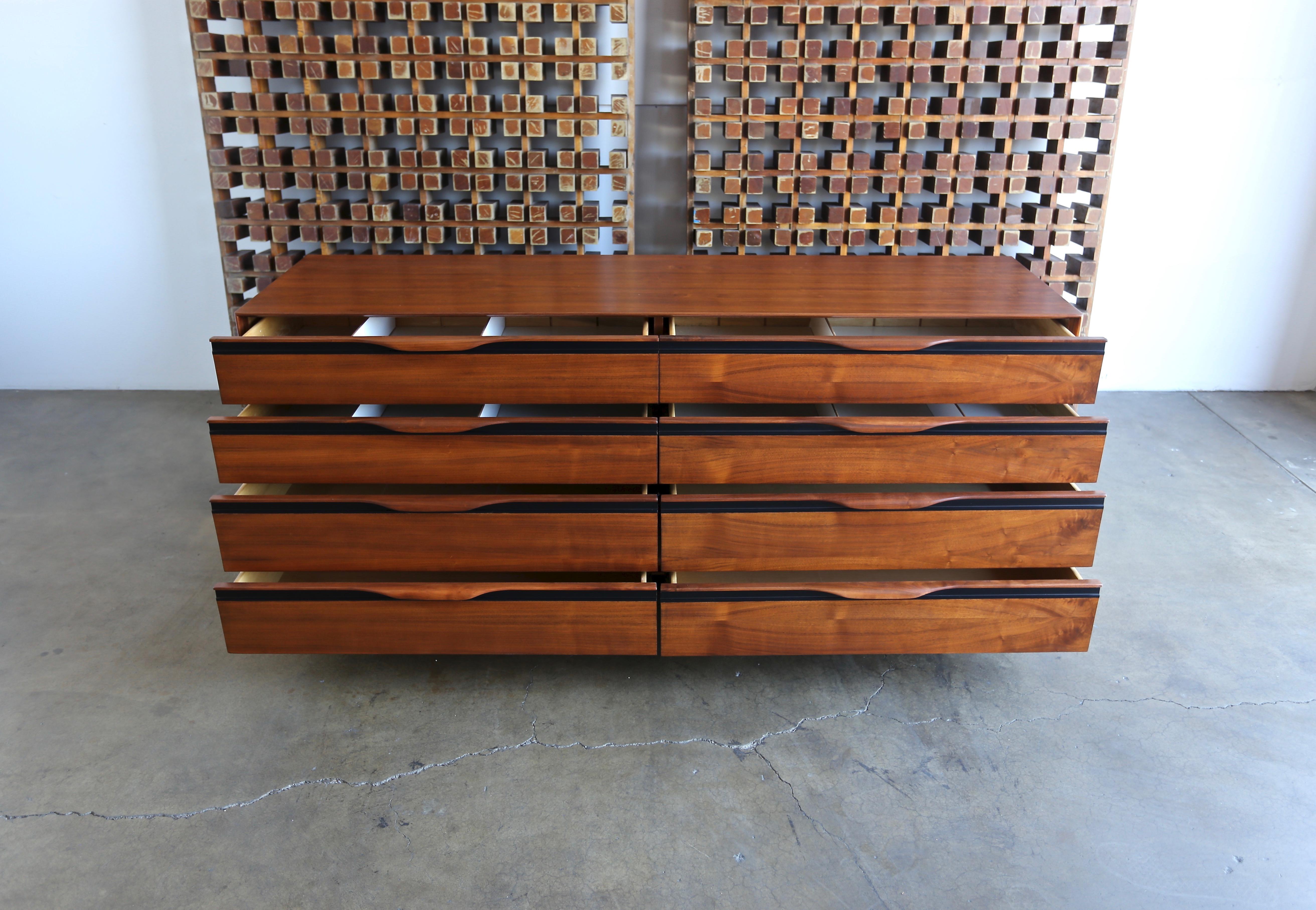 Walnut Dresser by John Kapel for Glenn of California In Good Condition In Costa Mesa, CA