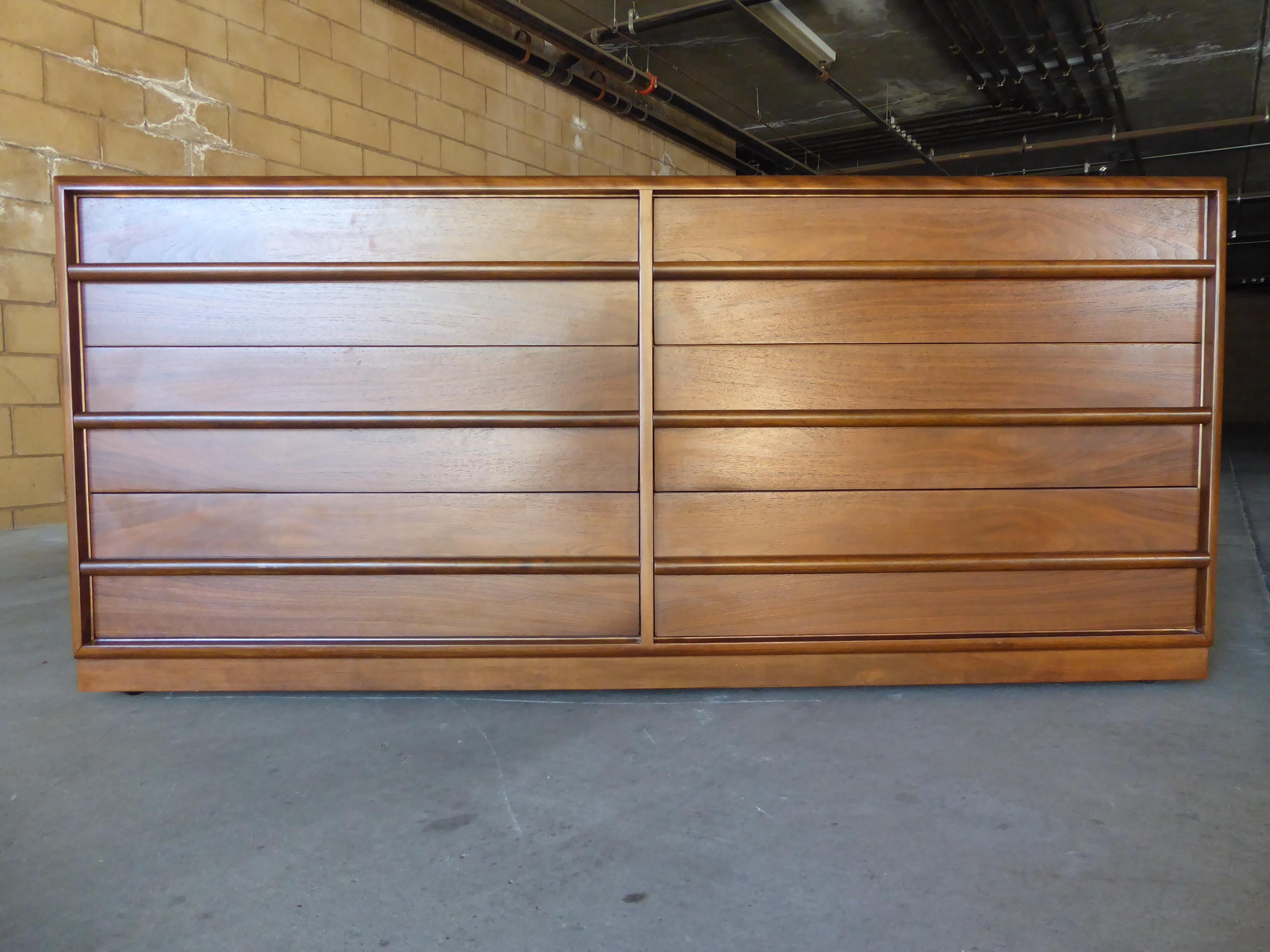 Walnut Dresser by T. H. Robsjohn-Gibbings for Widdicomb Furniture In Excellent Condition In Palm Springs, CA
