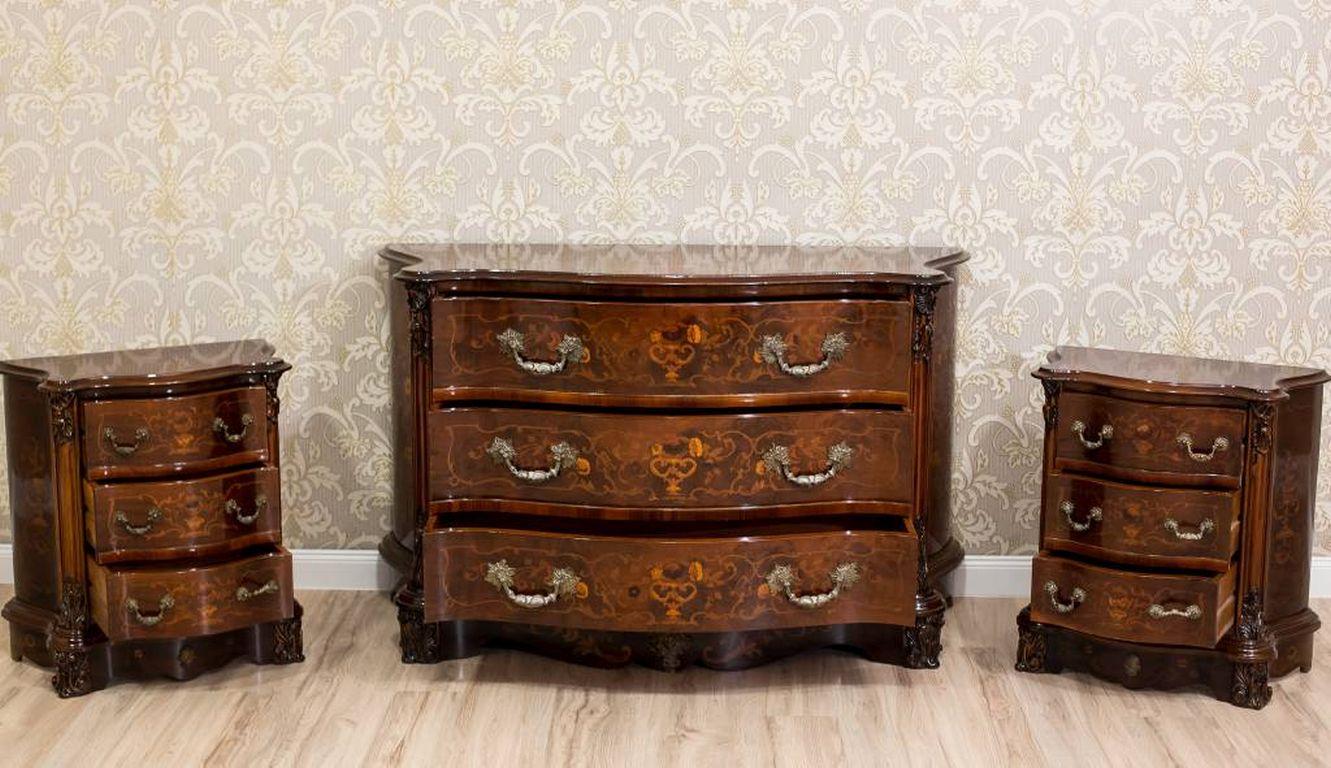 Stylish Walnut Dresser From the 2nd Half of the 20th Century

This refined dresser is made in walnut wood, and is richly intarsiated with a light-colored wood.
The top and the edges of the dresser are wavily profiled. The three levels of drawers are
