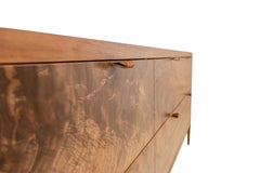 Commode en noyer avec façade en noyer Claro figuré par Boyd & Allister