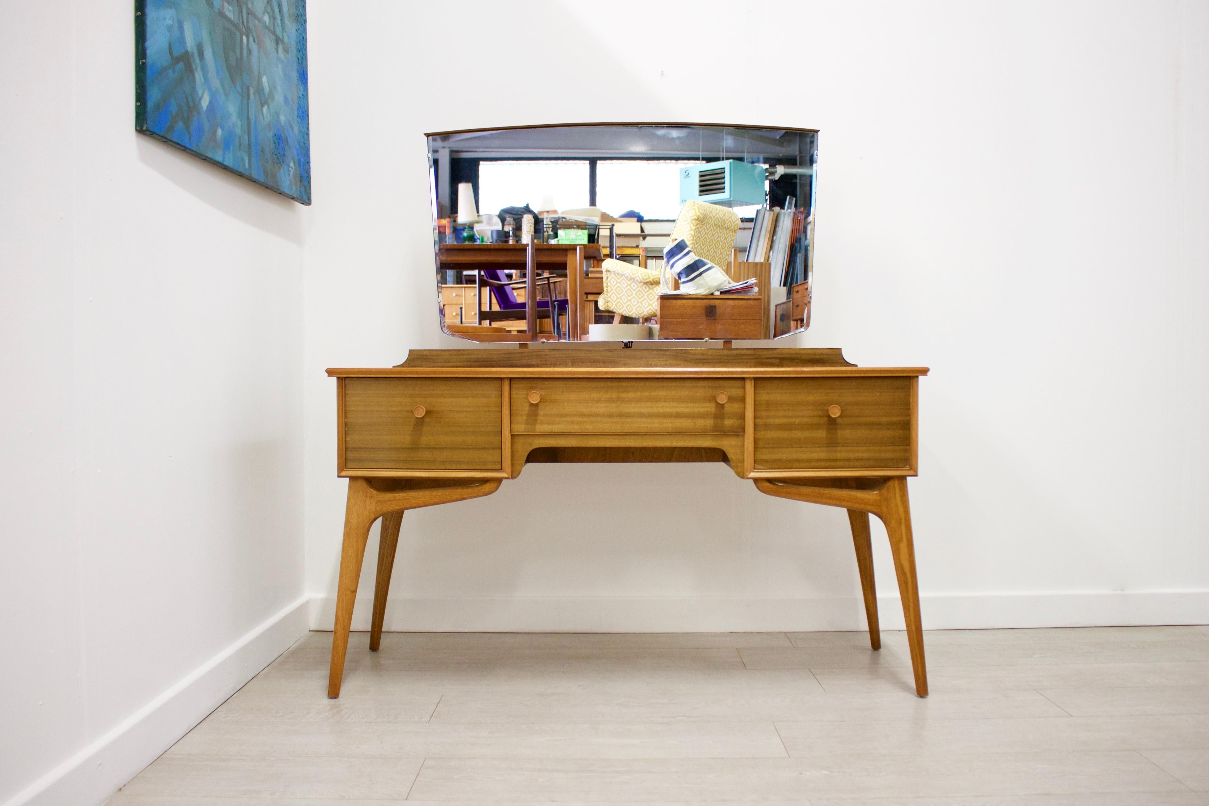 - Mid century dressing table
- Made from Walnut & Walnut Veneer
- Height including the mirror: 131 cm

