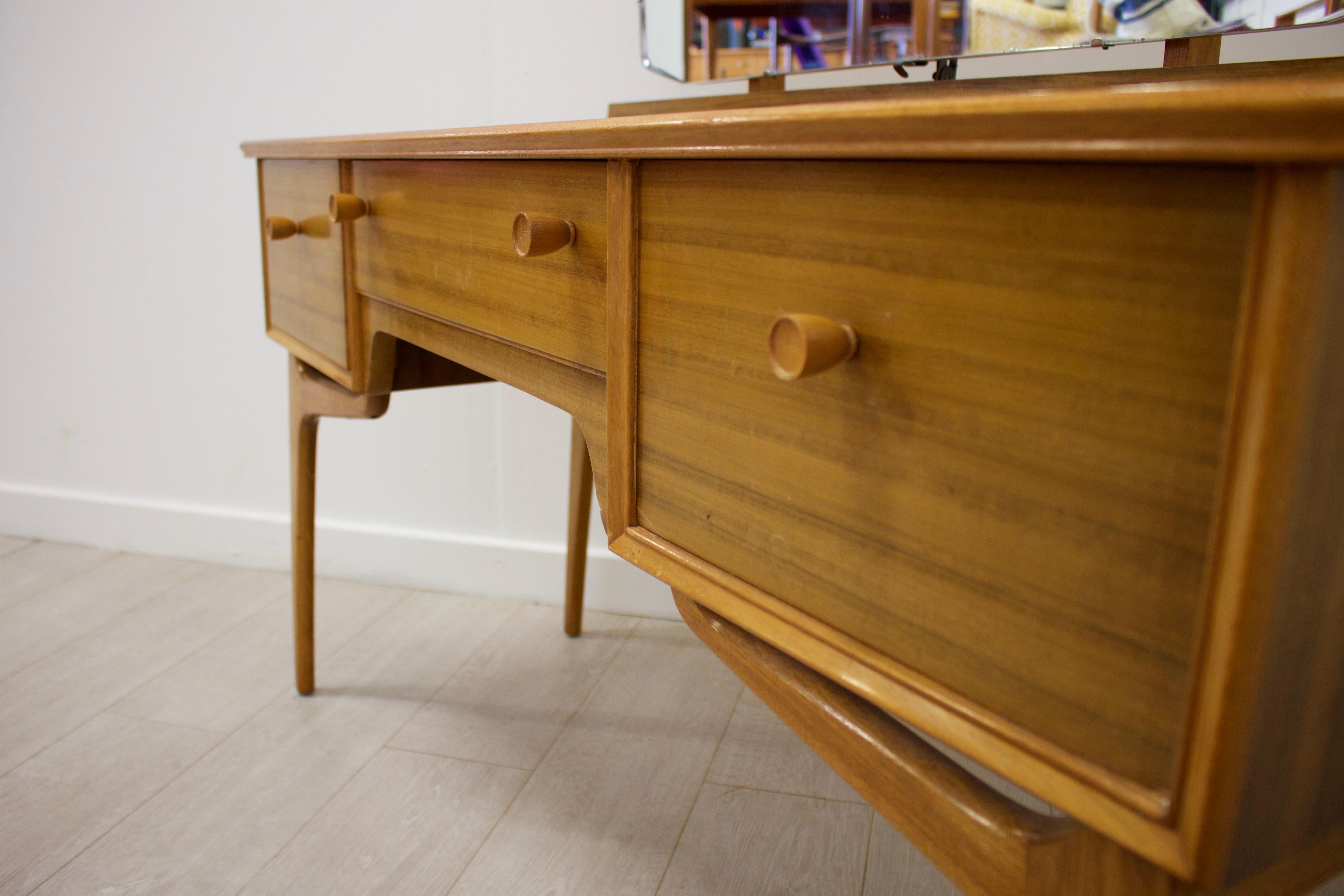 Walnut Dressing Table by Alfred Cox for Heal's, 1950s (Furnier)