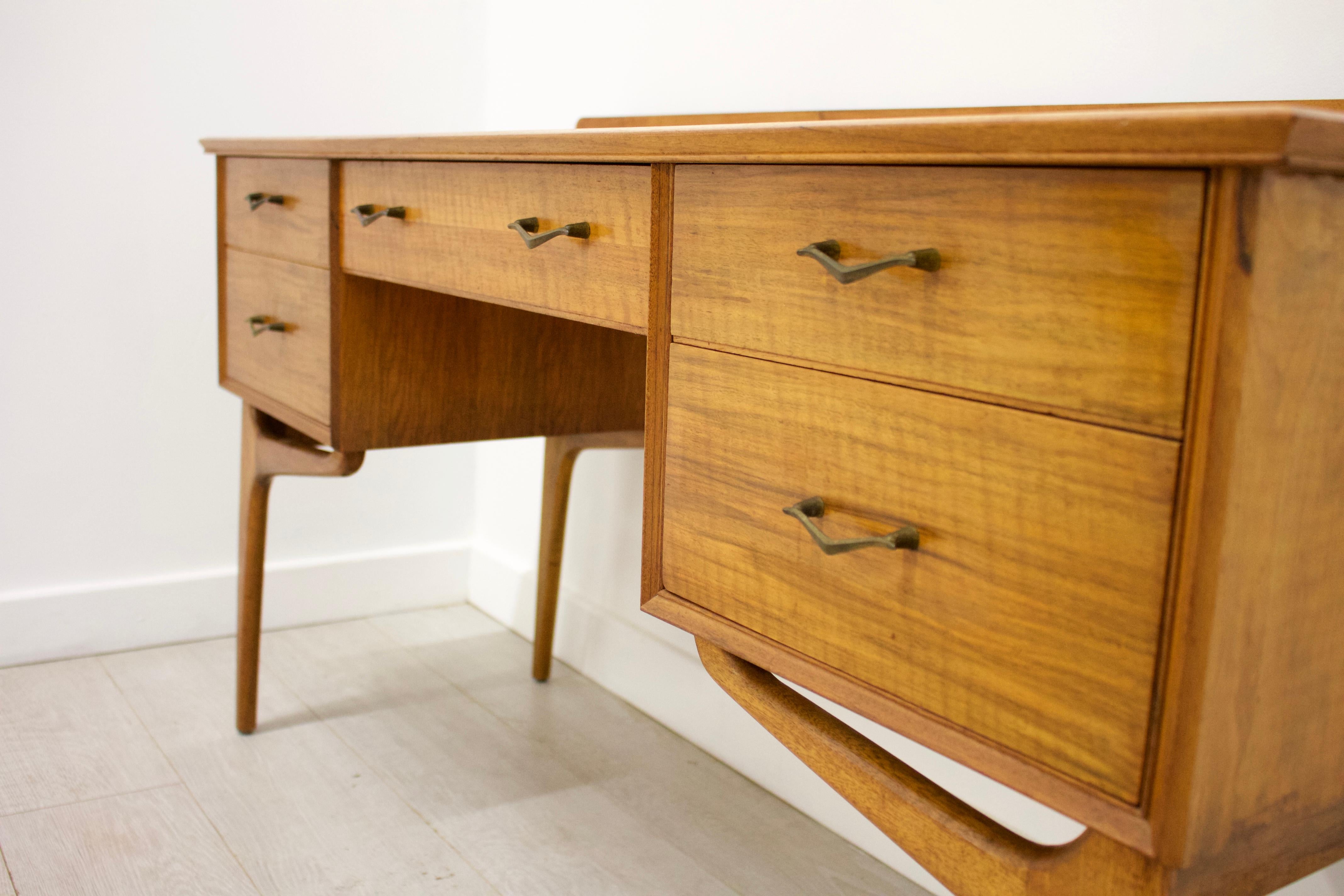 Walnut Dressing Table by Alfred Cox for Heal's, 1950s In Good Condition In South Shields, Tyne and Wear