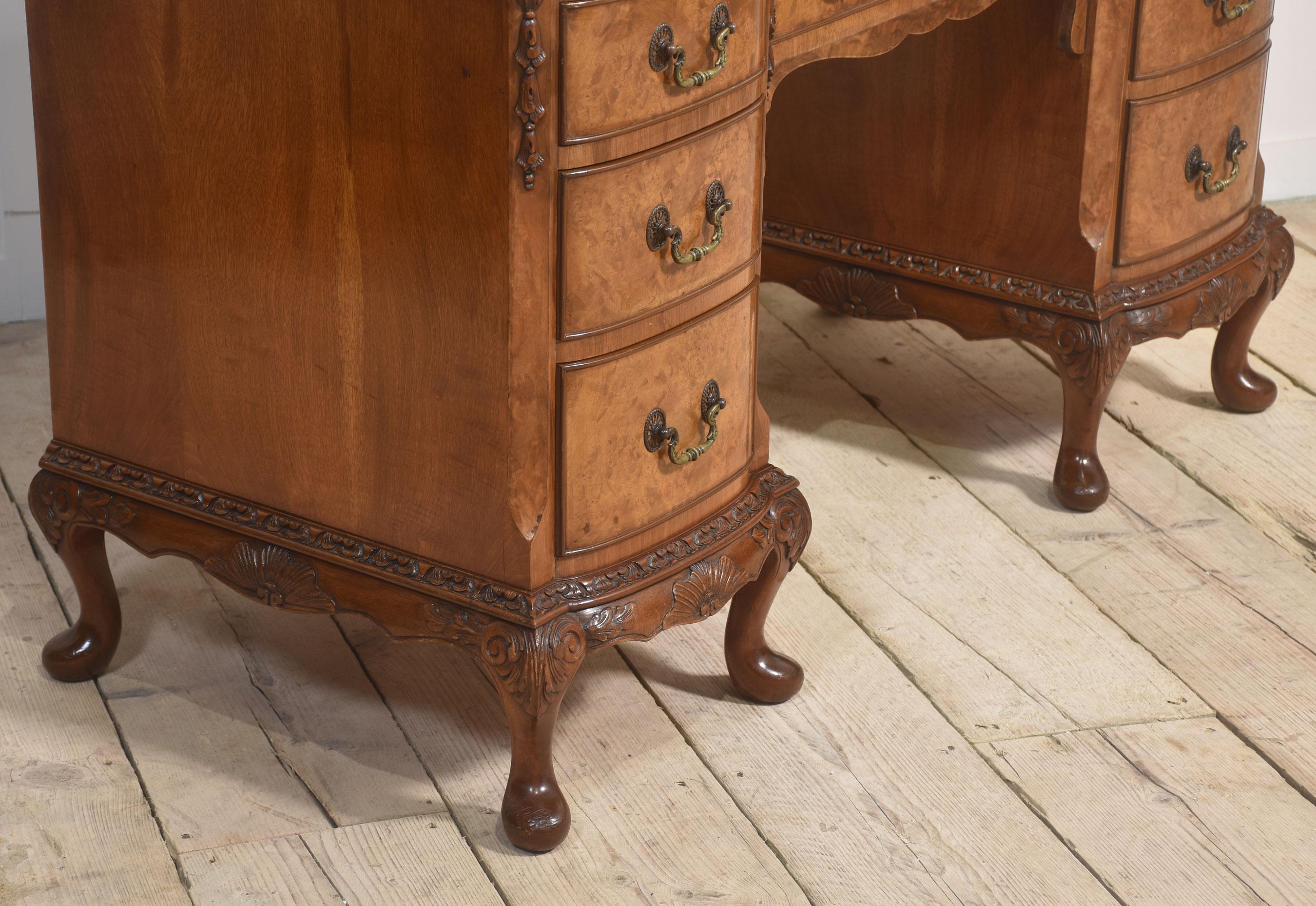 Table de toilette en noyer, dont l'impressionnante superstructure se compose d'un grand miroir biseauté arqué central et de miroirs plus petits de part et d'autre, avec une galerie de courts métrages en dessous. Le grand plateau en noyer bien figuré