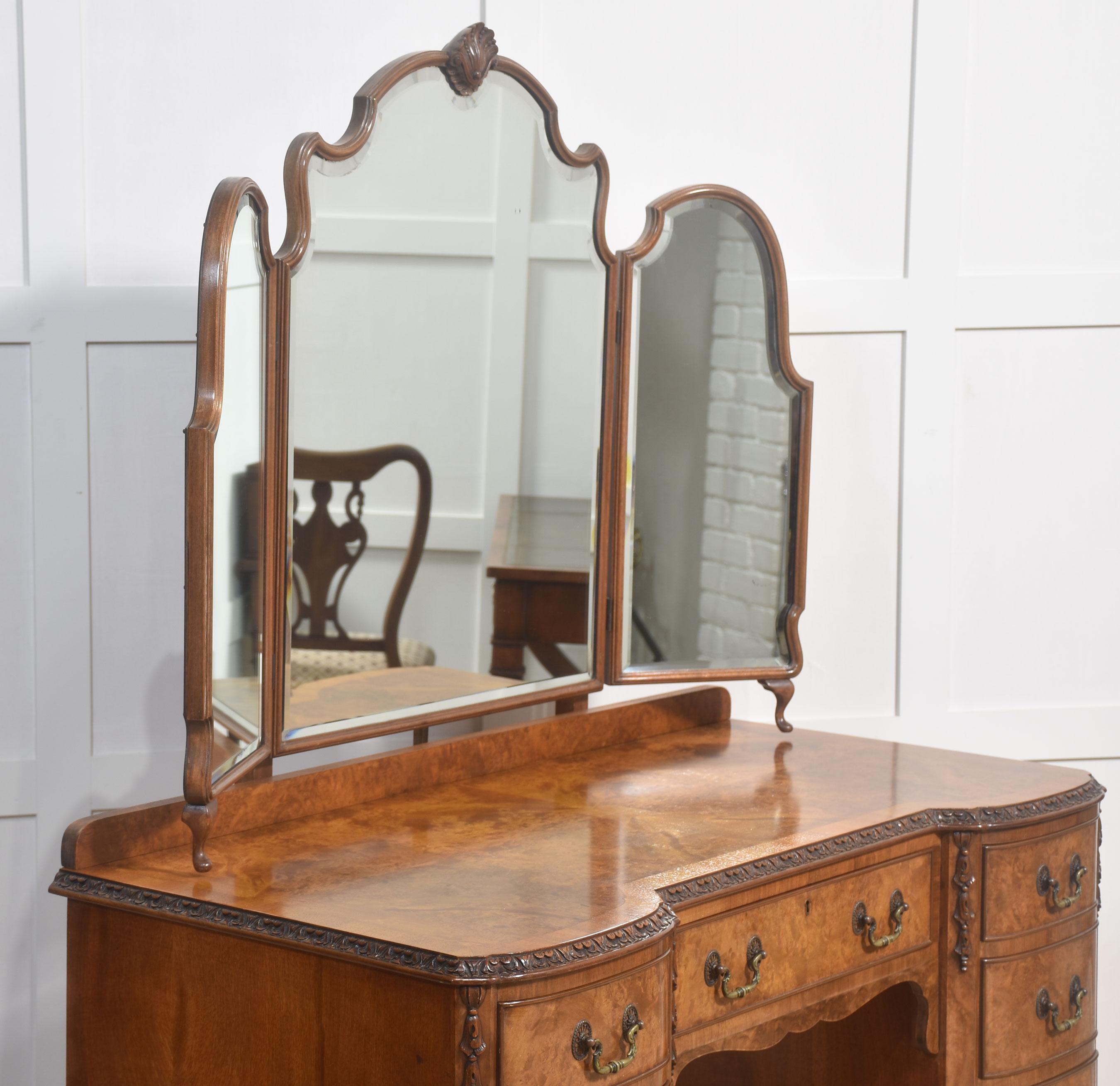 Britannique Coiffeuse en noyer en vente