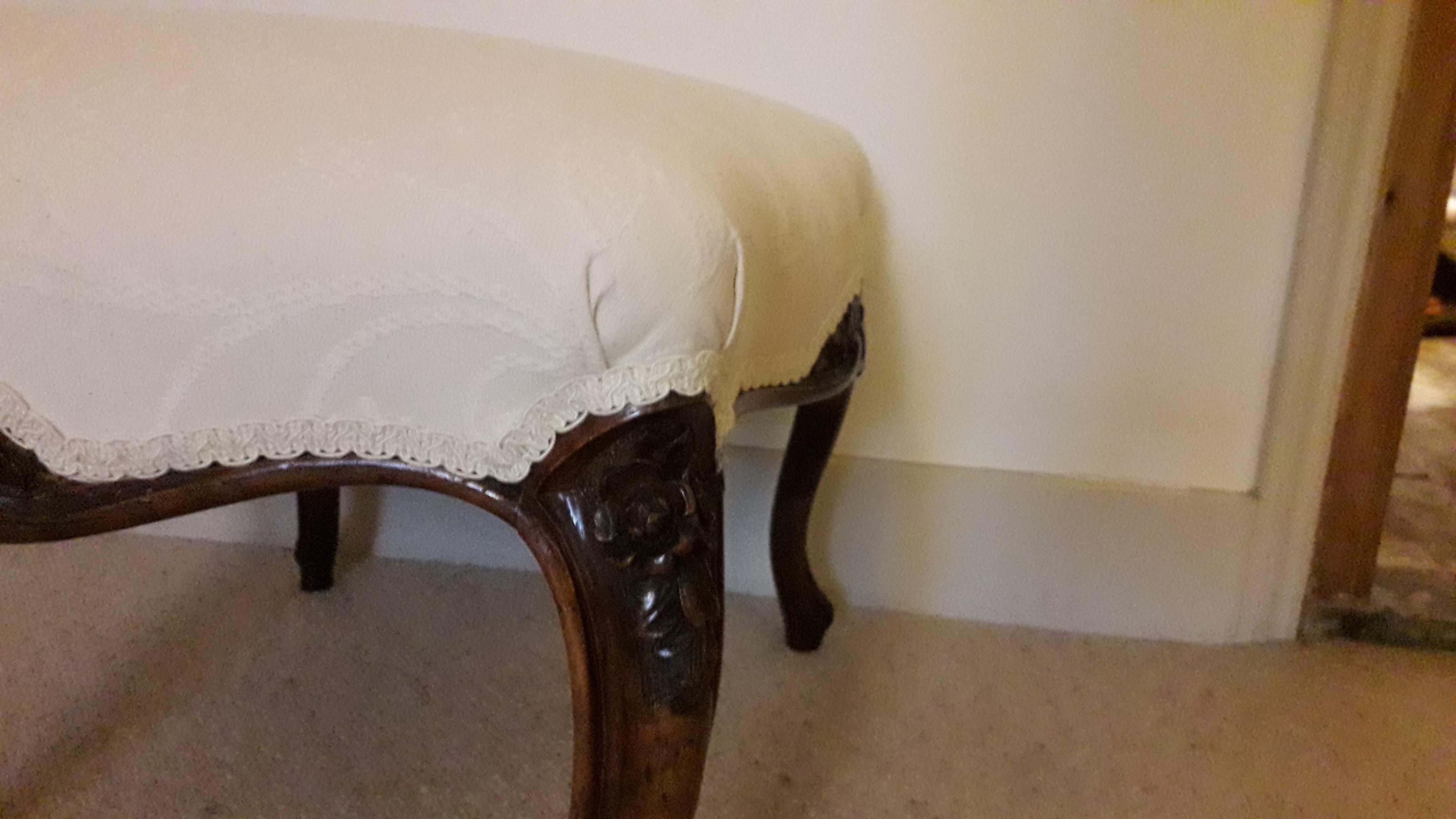 An excellent quality period walnut dressing stool with beautiful carved and serpentine shaped sides,
the cabriole legs with floral carved profiles, the piece has been recently upholstered in this substantial white patterned fabric.
Please allow for