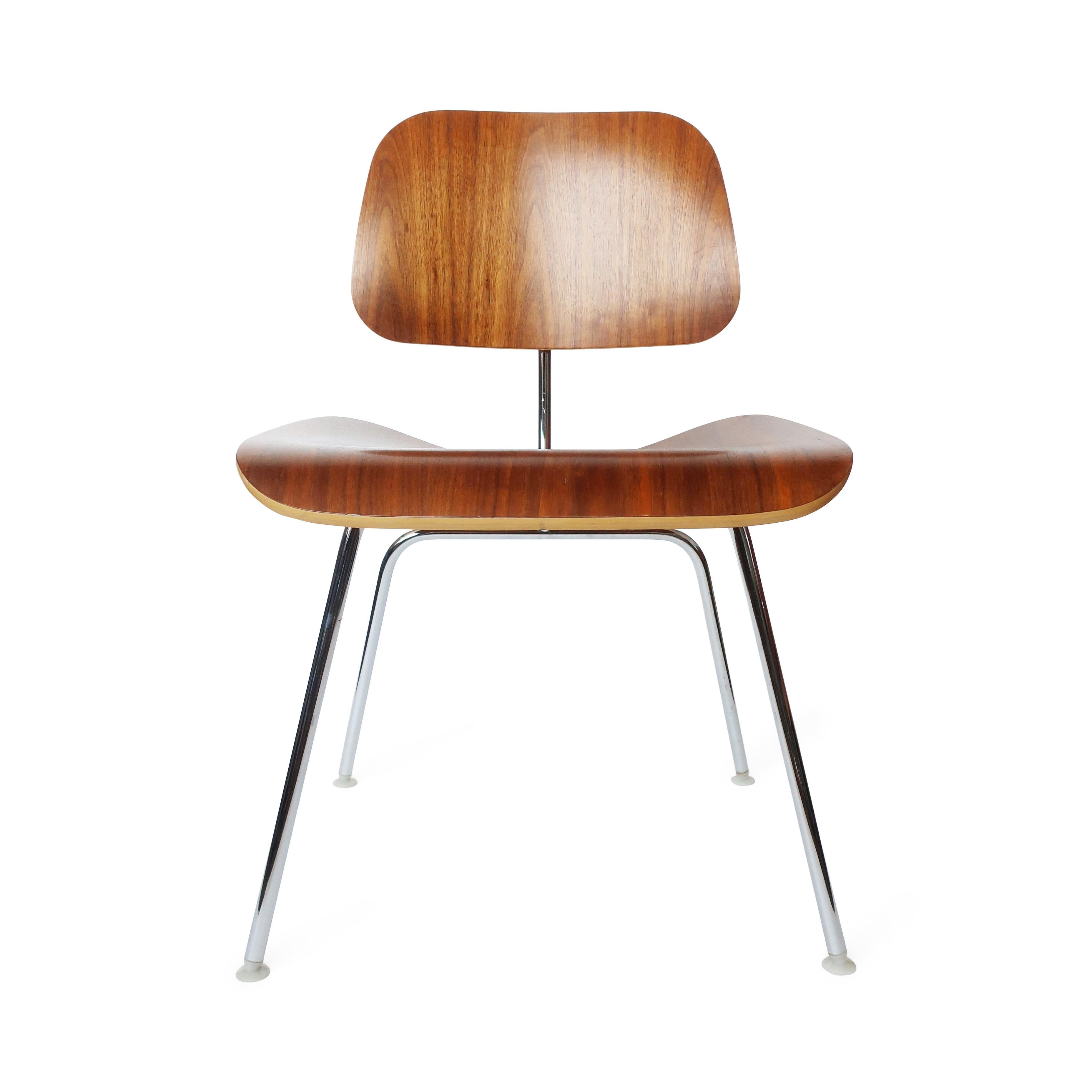 Walnut Eames Molded Plywood DCM Chair for Herman Miller In Good Condition In Brooklyn, NY