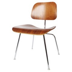 Eames DCM-Stuhl aus Nussbaumholz mit geformtem Sperrholz für Herman Miller