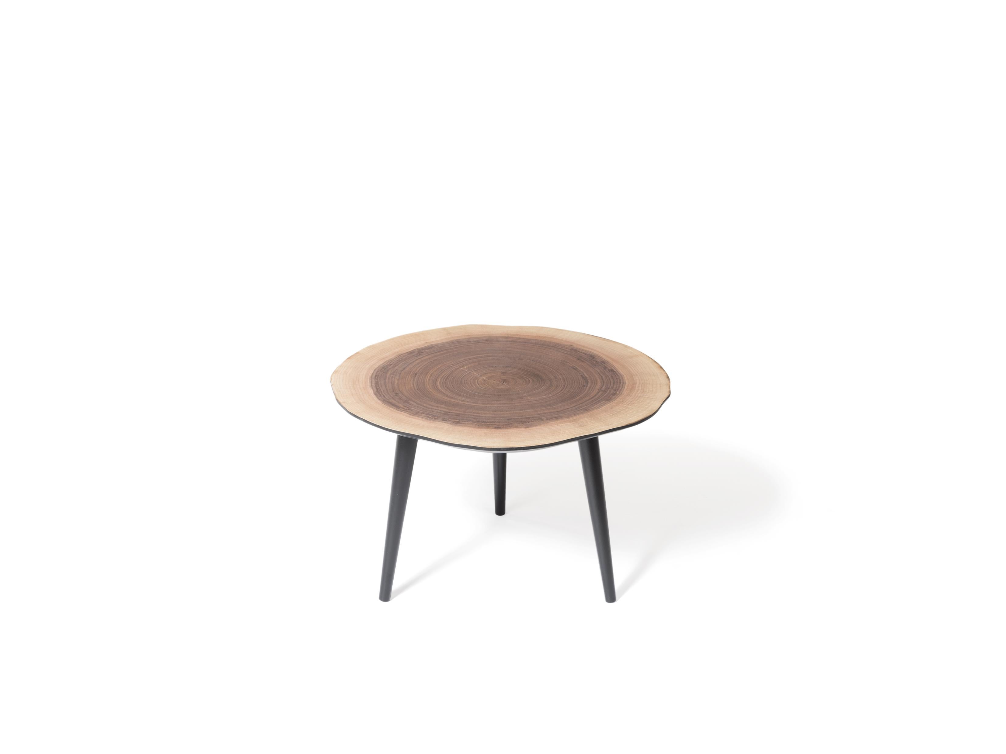 Table basse Empreinte de RALPH M
Dimensions : L 55 x P 55 x H 36 cm : L 55 x P 55 x H 36 cm. 
MATERIAL : Hêtre massif, Noyer. 

Détails :
Plateau de table : Chaque plateau de table en bois massif est unique en termes de veinage et de dimensions.