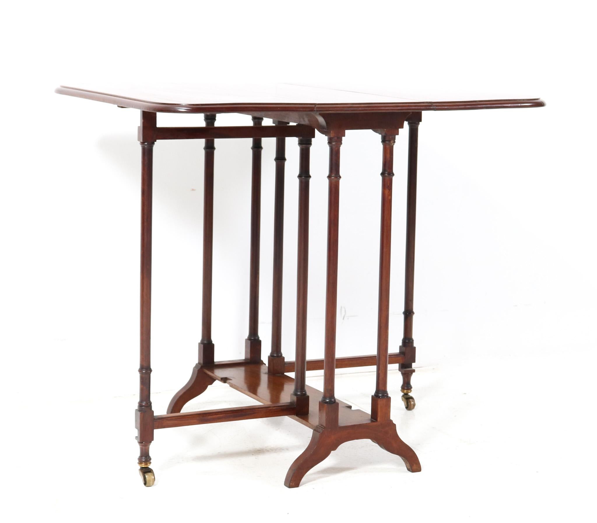 Georgian Walnut English 19th Century Spider Leg Table with Drop Leaves For Sale
