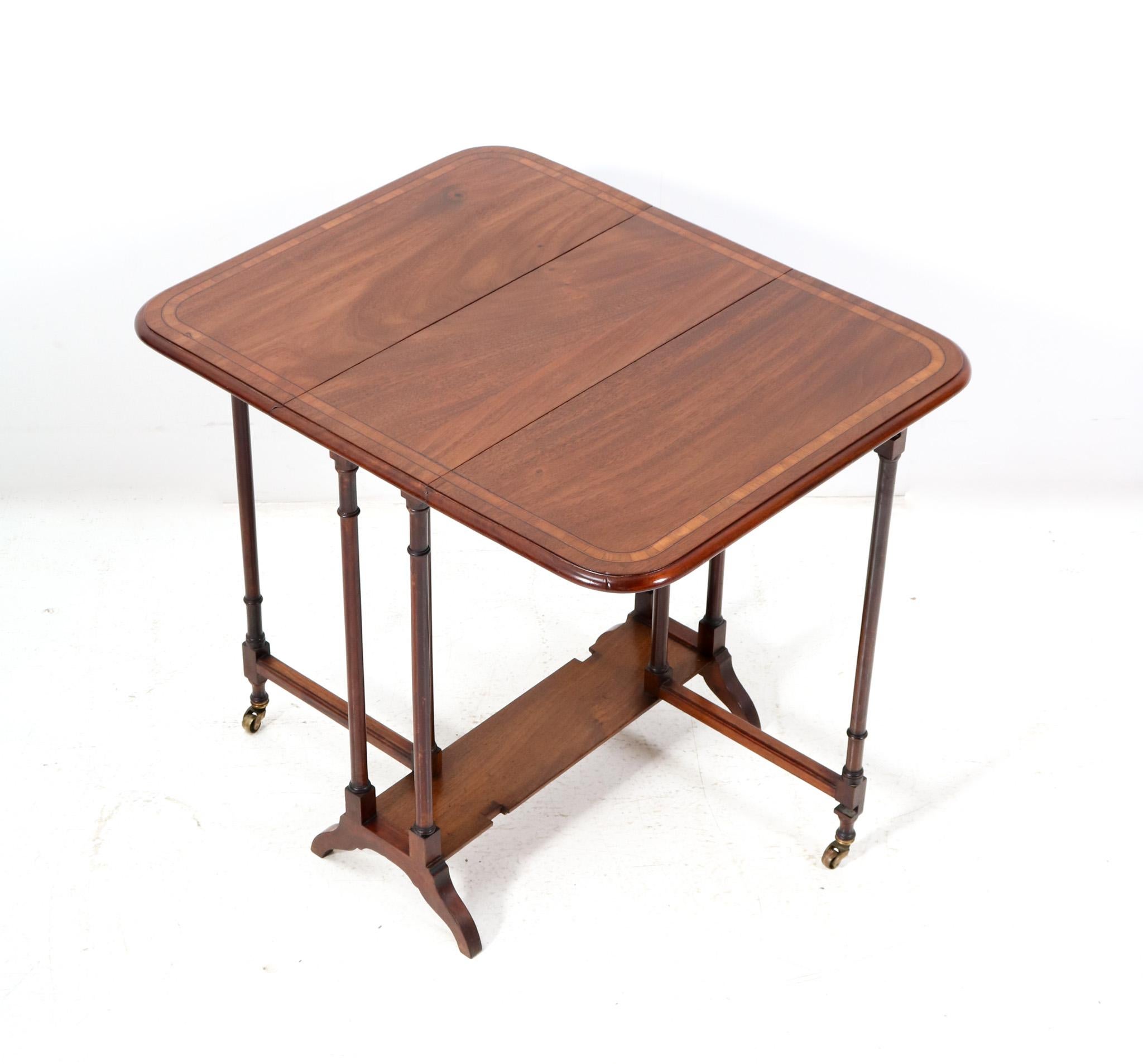 British Walnut English 19th Century Spider Leg Table with Drop Leaves For Sale