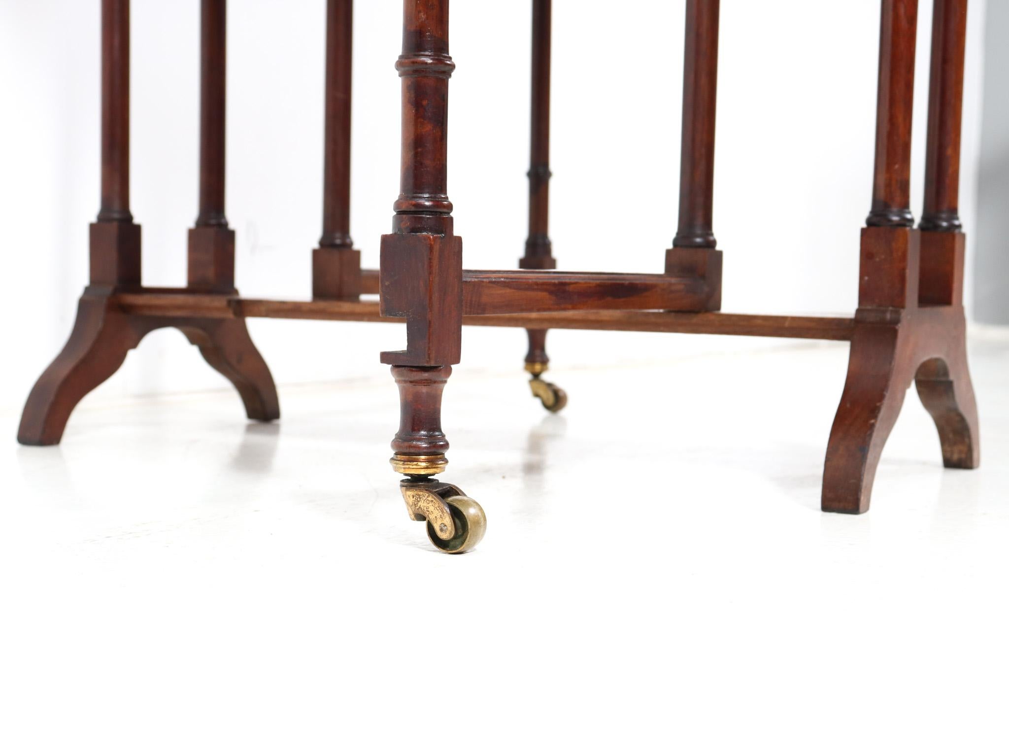 Walnut English 19th Century Spider Leg Table with Drop Leaves For Sale 1