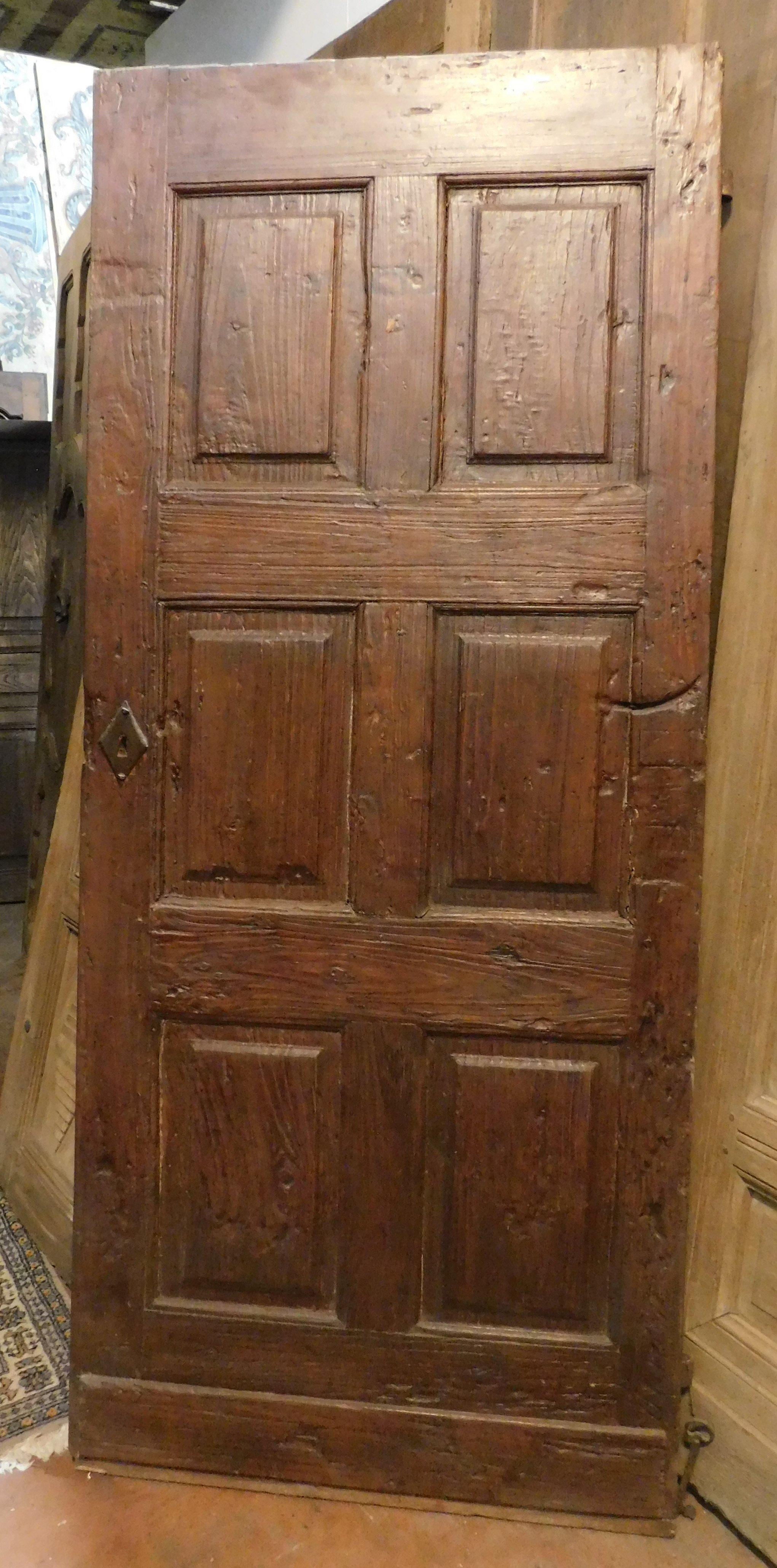 Ancient main door, carved by hand in solid walnut wood with six panels, built in the 19th century for a noble palace as an entrance to their home in the historic center, maximum size cm w 92 x H 210 x d 5.
Very thick and ideal for an important and