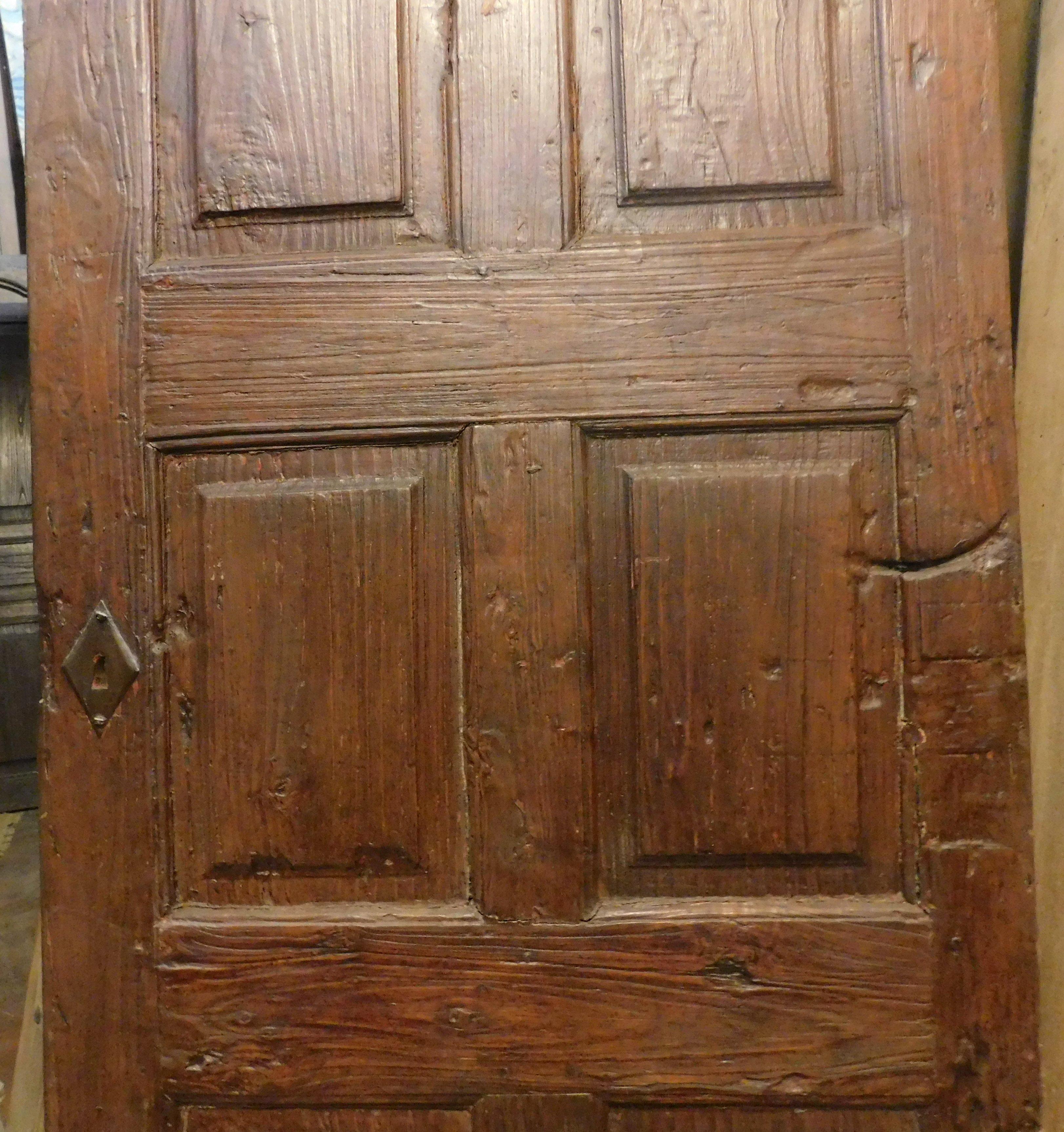 Walnut Entrance Door Carved with Six Panels, 19th Century Italy In Good Condition For Sale In Cuneo, Italy (CN)