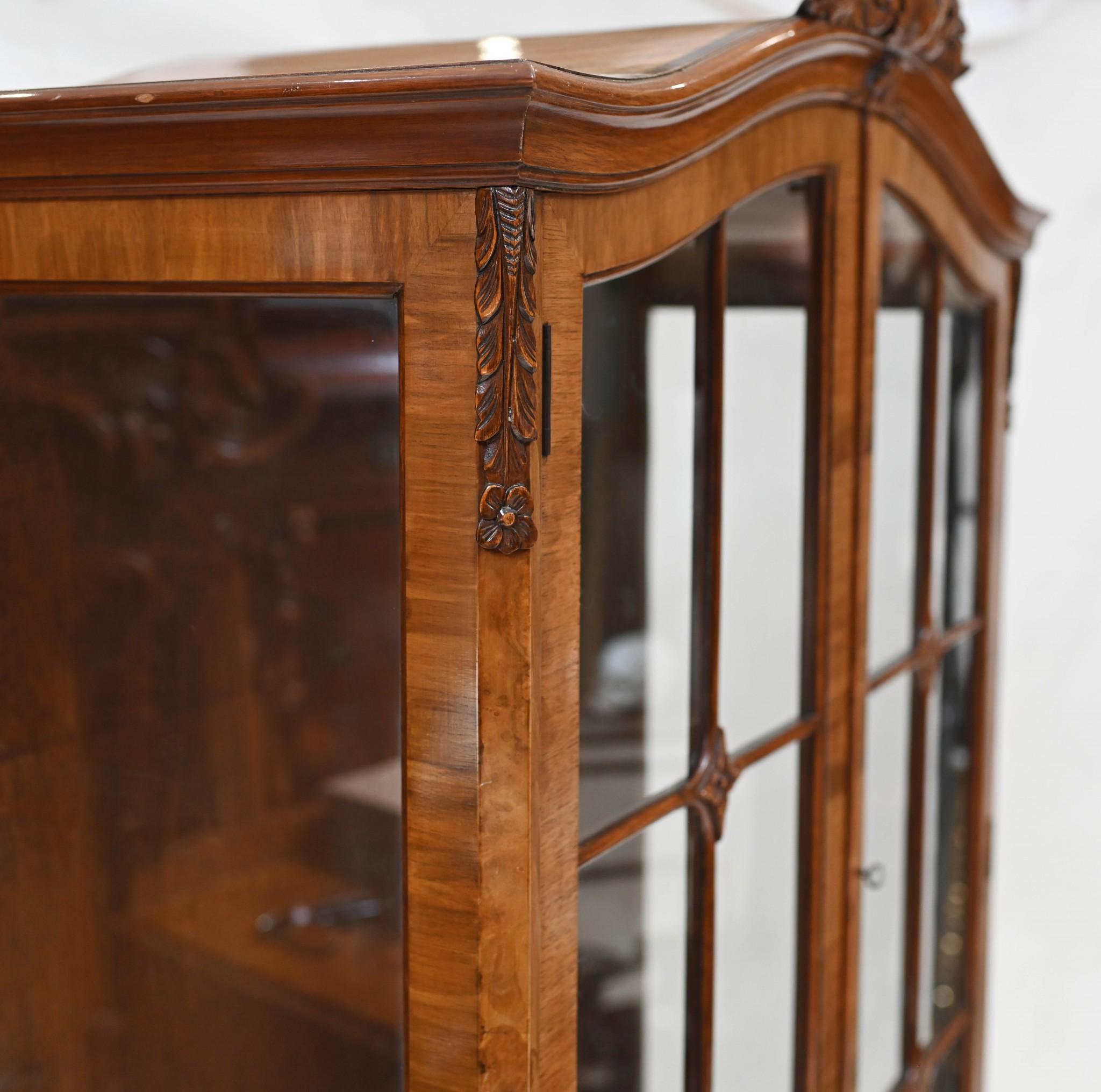 Splendida vetrina antica in radica di noce Epstein
Finemente intagliato, questo pezzo risale al 1930 circa.
Comprato in una casa privata di Greene & Greene a Londra.
Un look fantastico con i dettagli intagliati e le gambe cabriole
Il vetro è