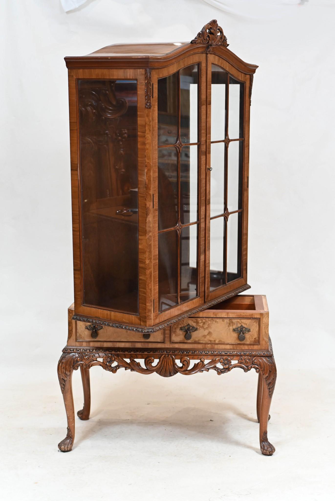 Vetrinetta Epstein in noce Vitrine 1930 In condizioni buone in vendita a Potters Bar, GB
